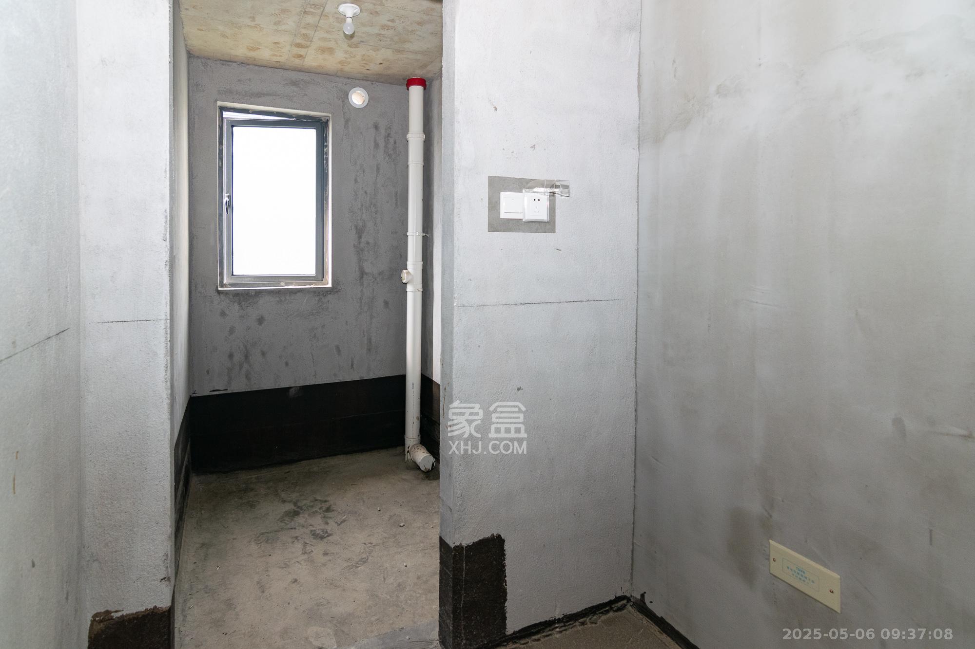 中交凤鸣九章 4室2厅2卫 180.0万 中交凤鸣九章 4室2厅2卫 180.0万卫生间