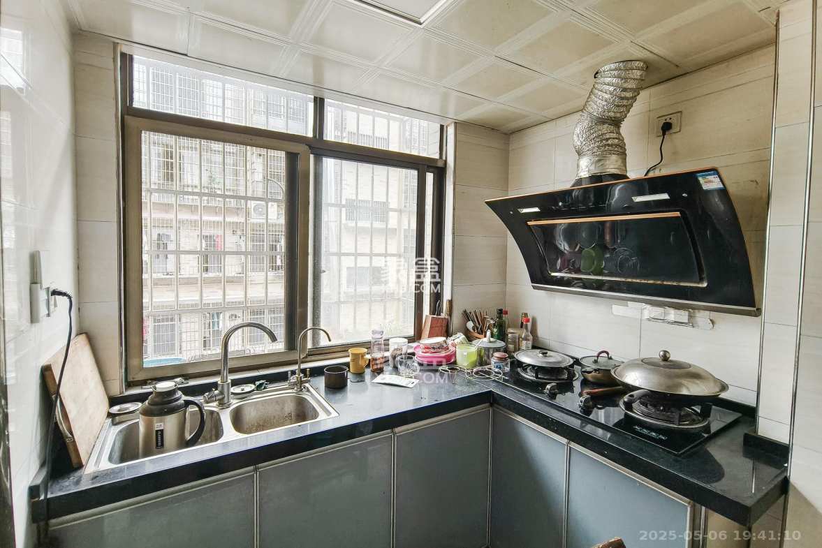 龙塘安置区(龙塘小区)  10室8厅7卫    375.0万 龙塘安置区(龙塘小区)  10室8厅7卫    375.0万厨房