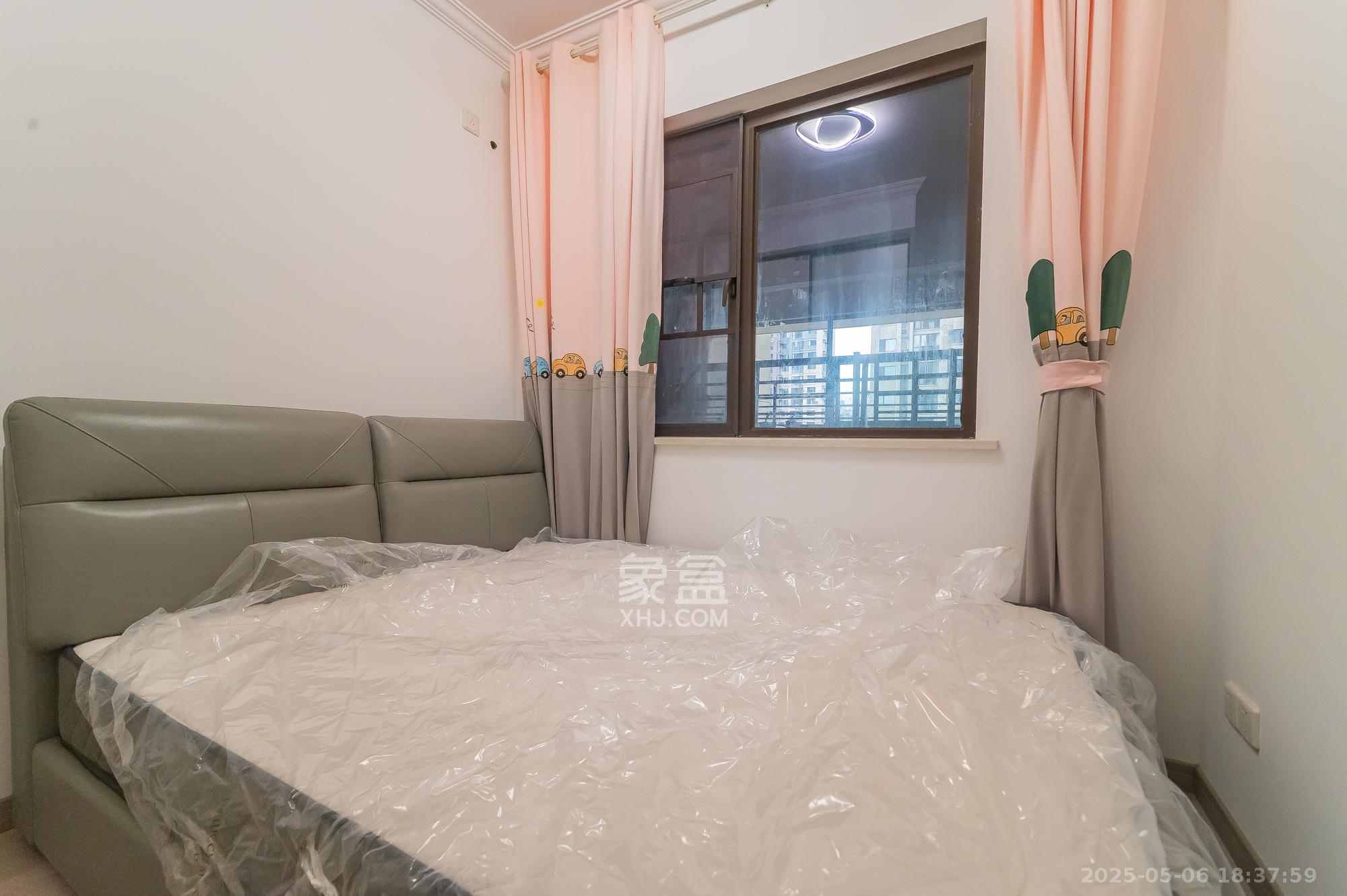 华润置地广场二期  3室2厅1卫    89.8万 华润置地广场二期  3室2厅1卫    89.8万卧室