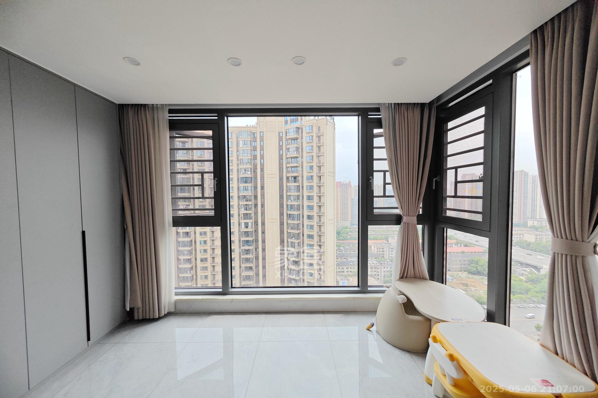 保利大都汇一期、二期  4室2厅2卫    167.0万 保利大都汇一期、二期  4室2厅2卫    167.0万阳台