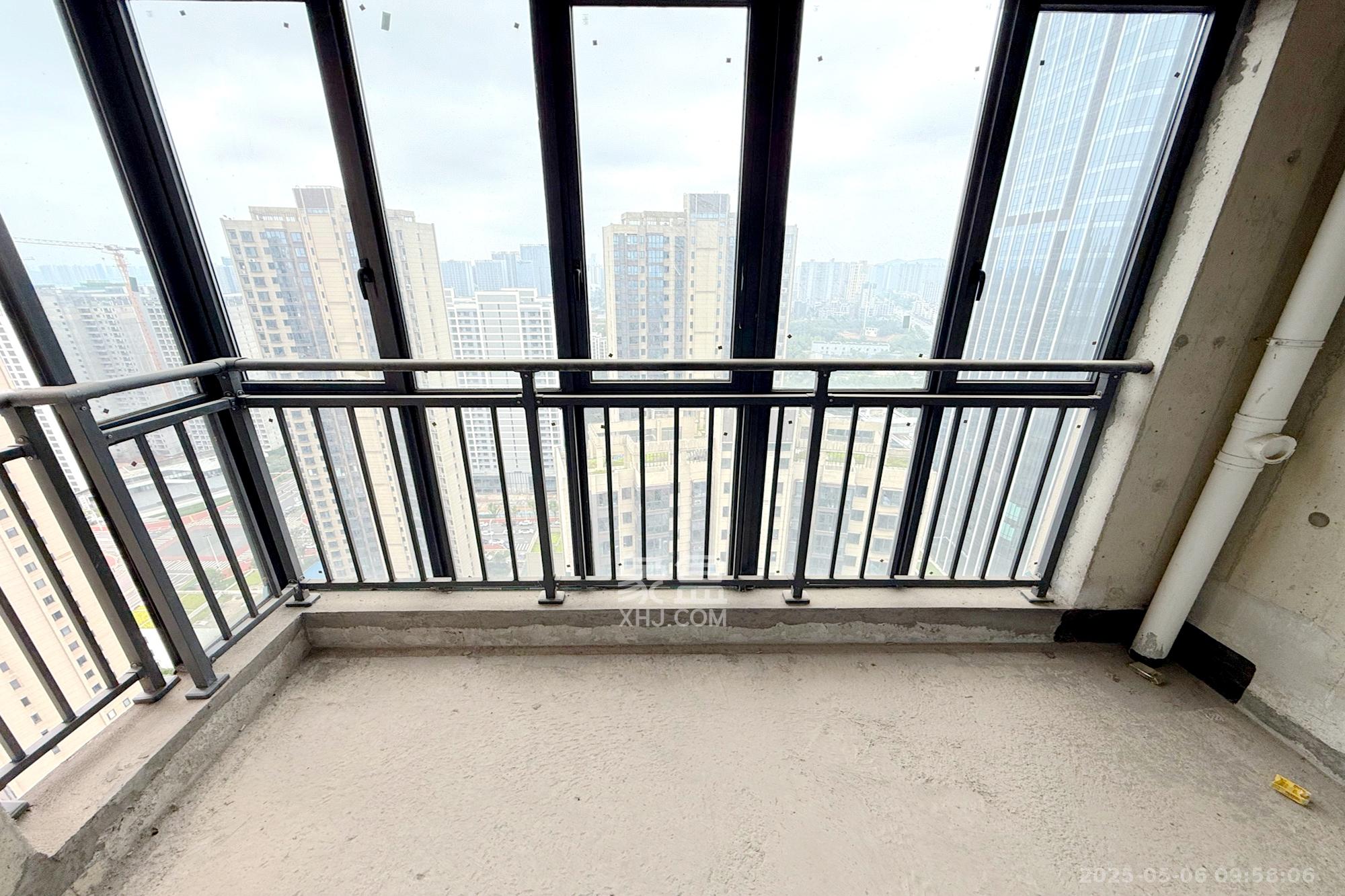 润和滨江广场(润和中央广场)  4室2厅2卫    87.8万 润和滨江广场(润和中央广场)  4室2厅2卫    87.8万阳台