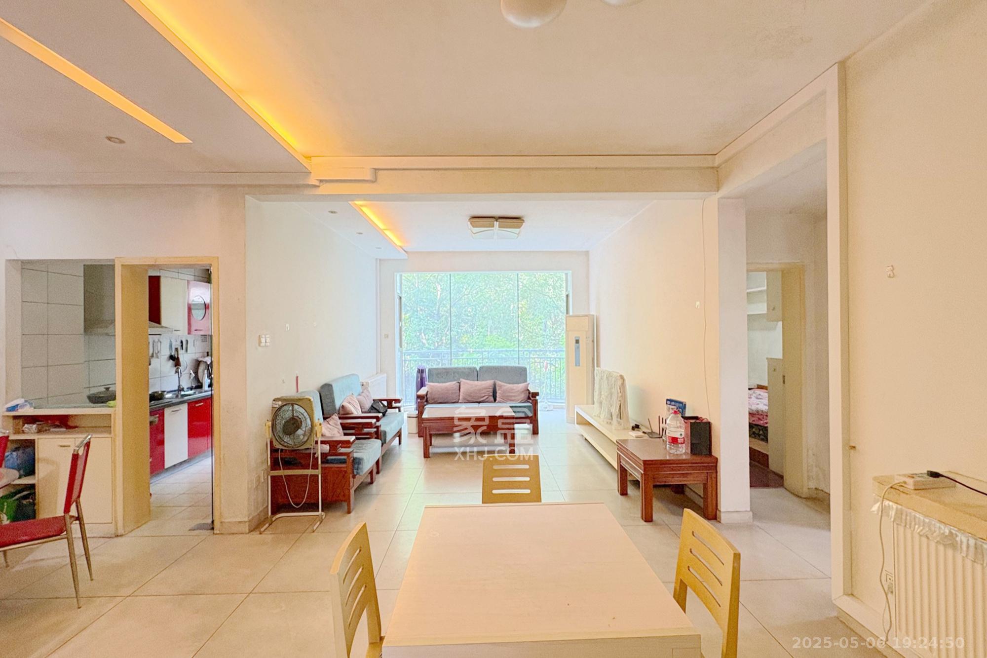 向阳门第  3室2厅2卫    188.0万 向阳门第  3室2厅2卫    188.0万客厅