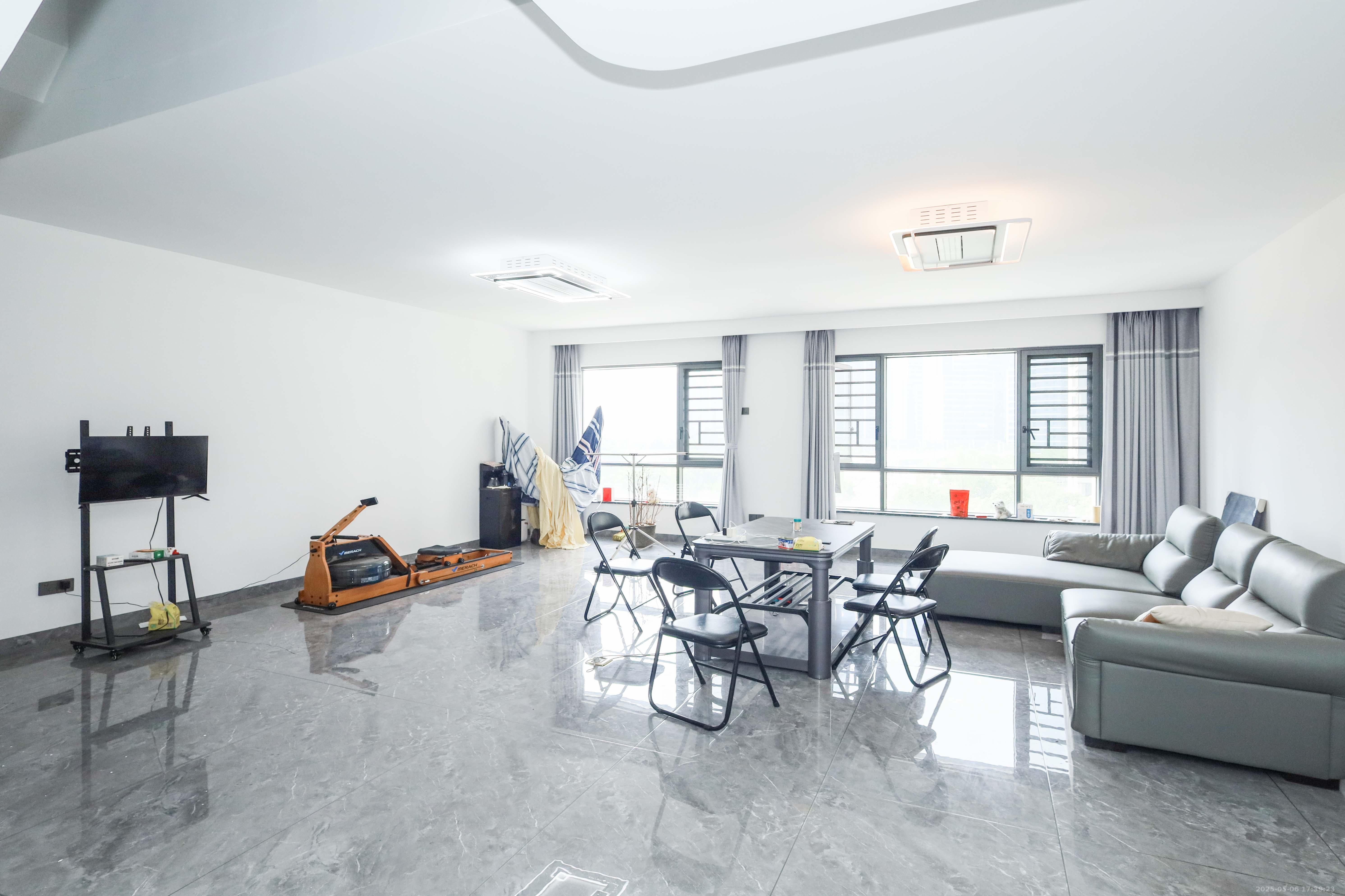 建发央著  4室2厅2卫   240.00万客厅