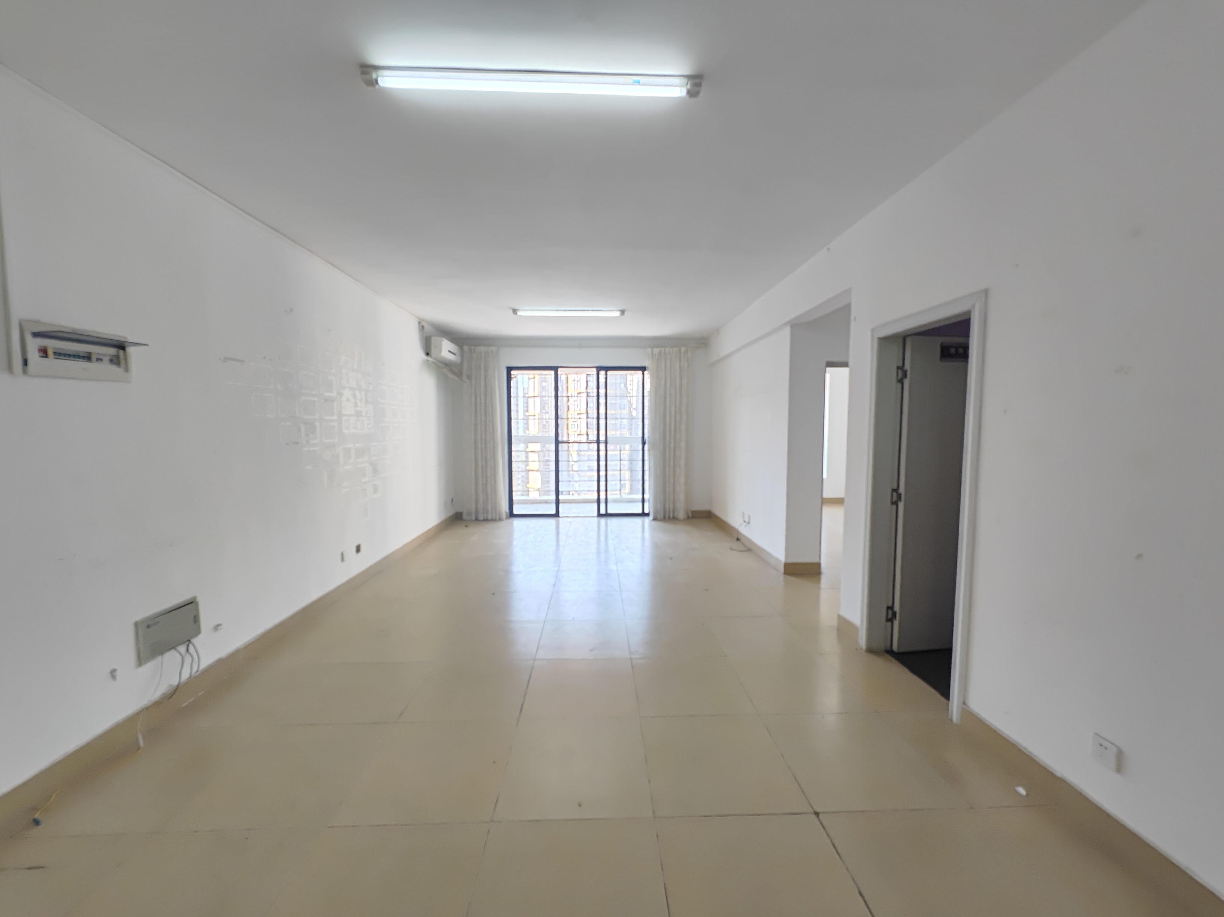 玉沙广场(京华城)  4室2厅2卫    200.0万 玉沙广场(京华城)  4室2厅2卫    200.0万客厅