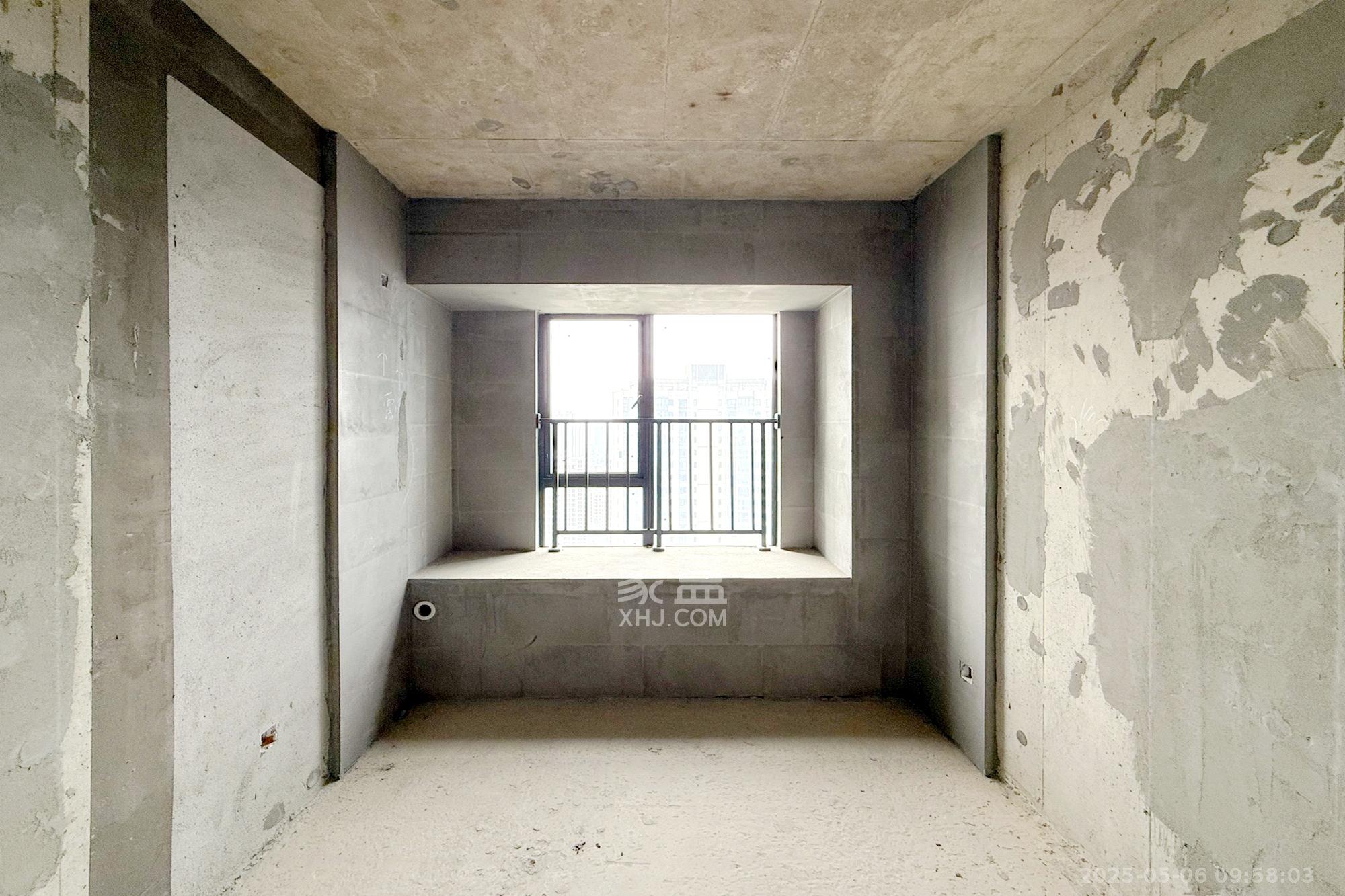 润和滨江广场（润和中央广场）  4室2厅2卫   87.80万卧室