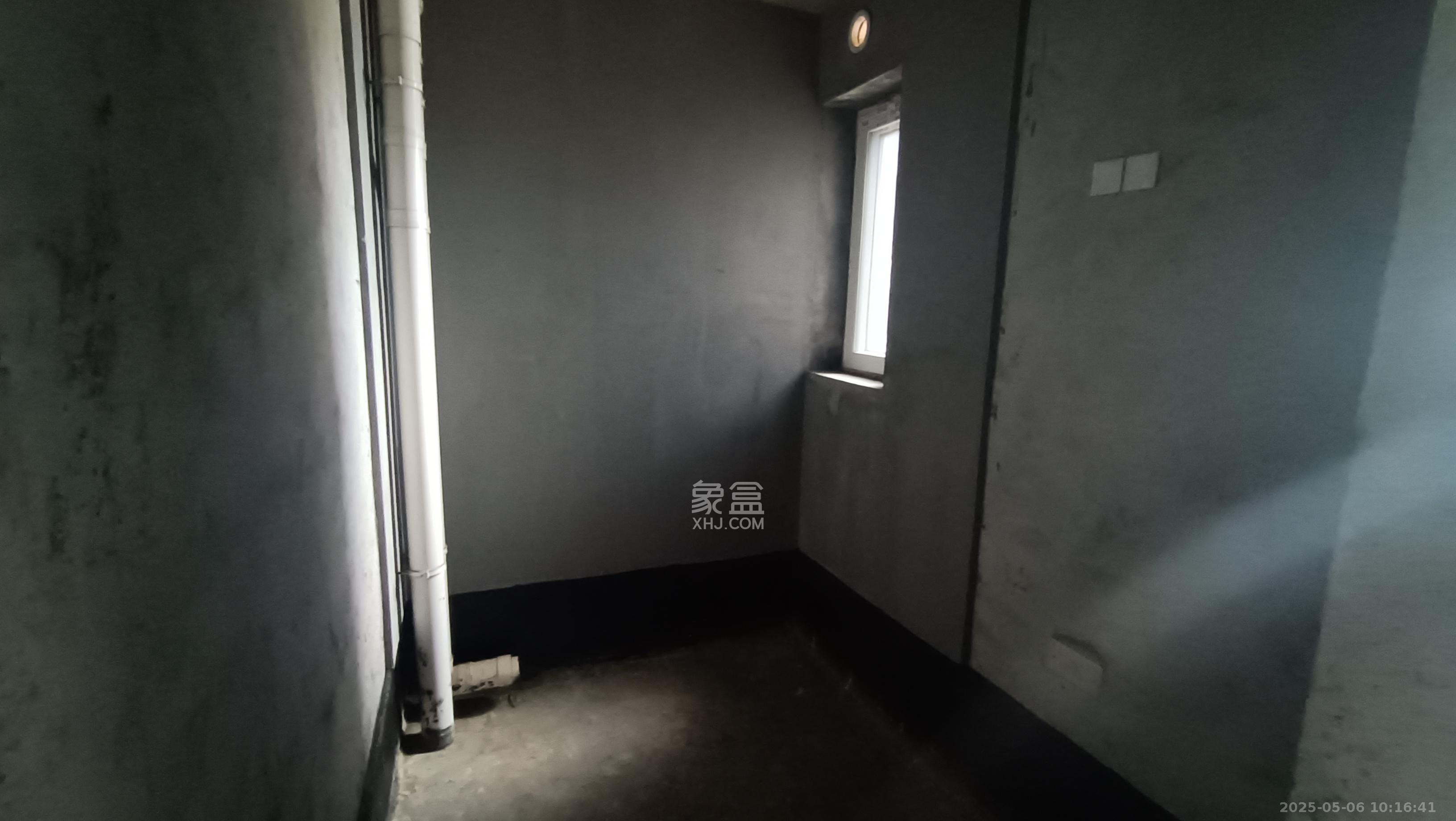 天元广场玺园  4室2厅1卫   75.80万客厅