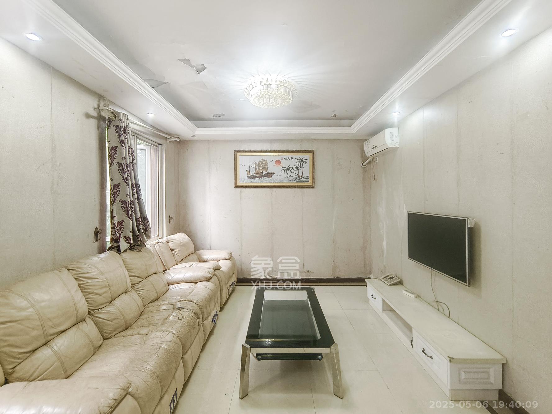 郡原居里  3室2厅1卫    65.0万 郡原居里  3室2厅1卫    65.0万客厅