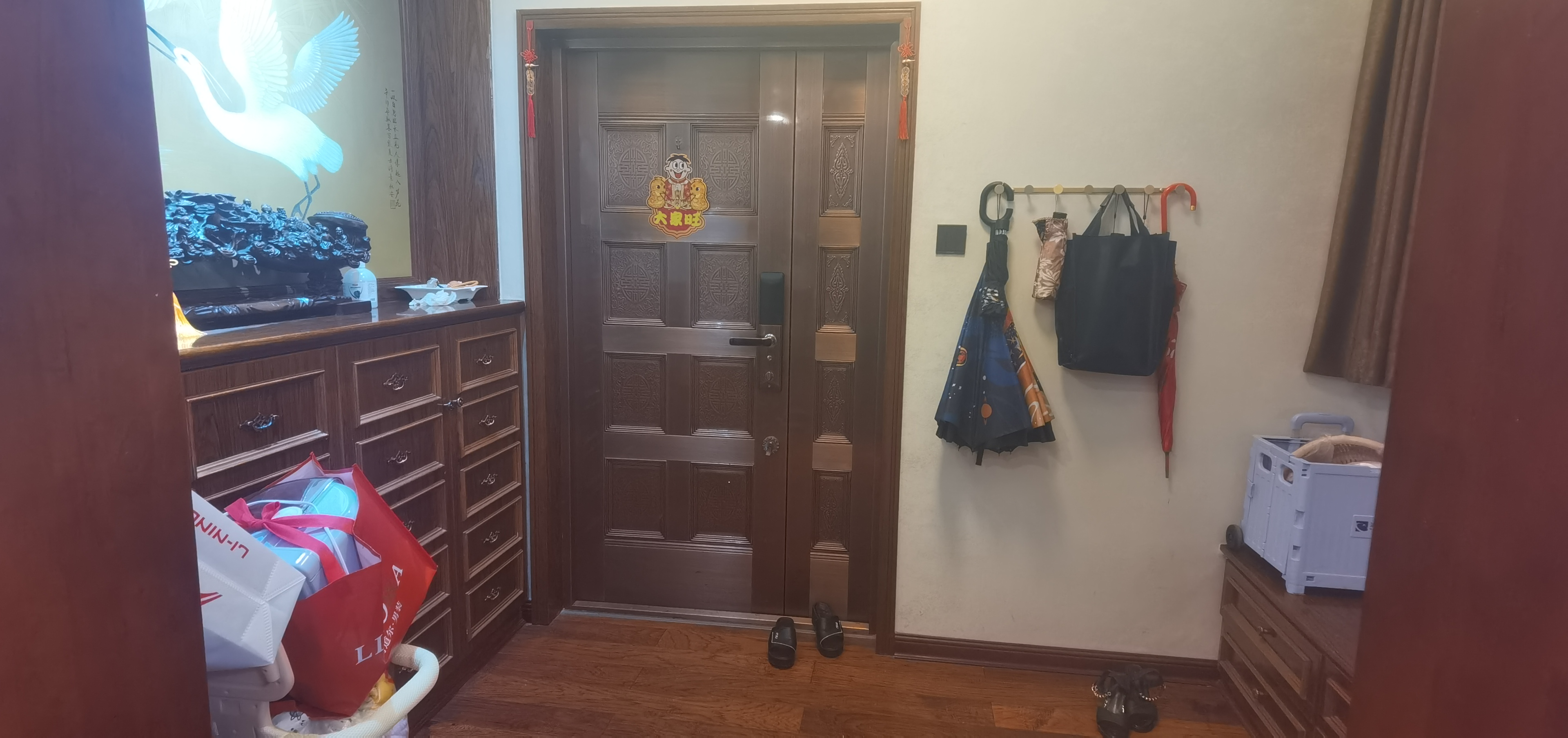 市工商局单位房 5室2厅2卫 168.0万 市工商局单位房 5室2厅2卫 168.0万客厅