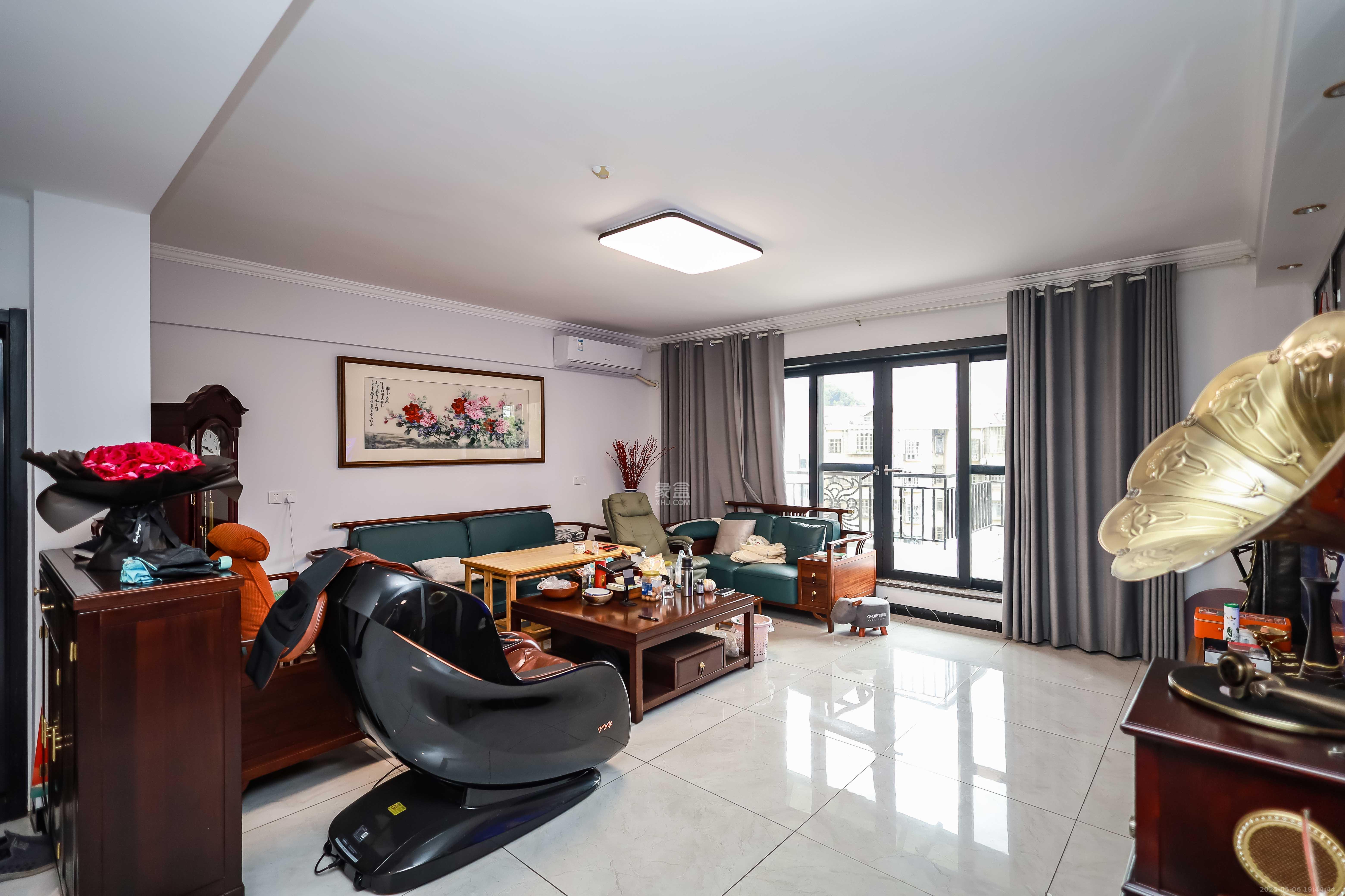 卓越蔚蓝海岸二期 4室2厅2卫 208.0万 卓越蔚蓝海岸二期 4室2厅2卫 208.0万客厅