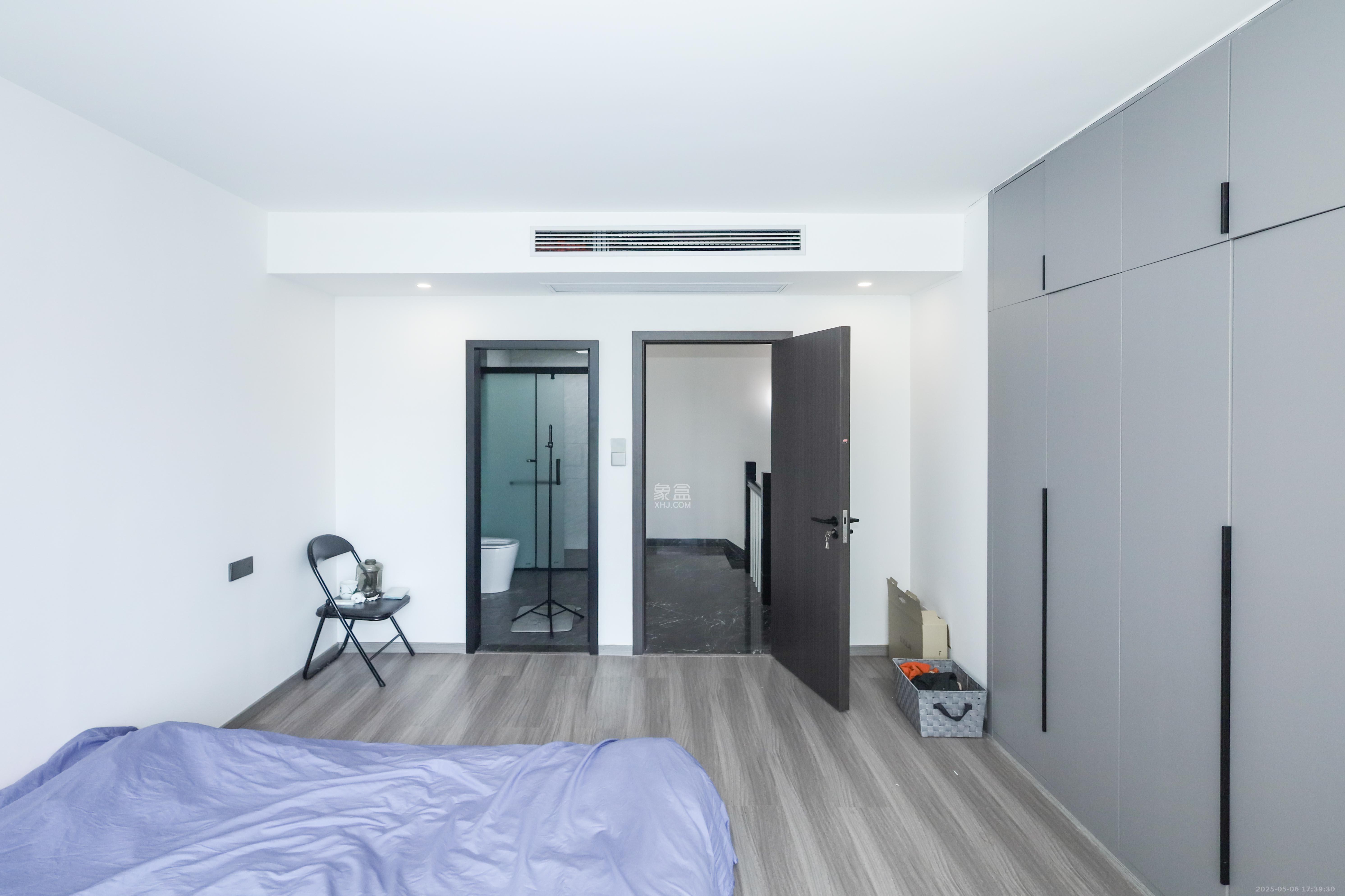 建发央著  4室2厅2卫   240.00万卧室