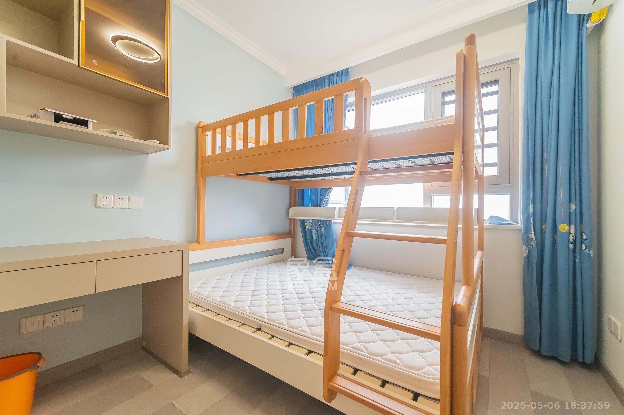 华润置地广场二期  3室2厅1卫    89.8万 华润置地广场二期  3室2厅1卫    89.8万卧室