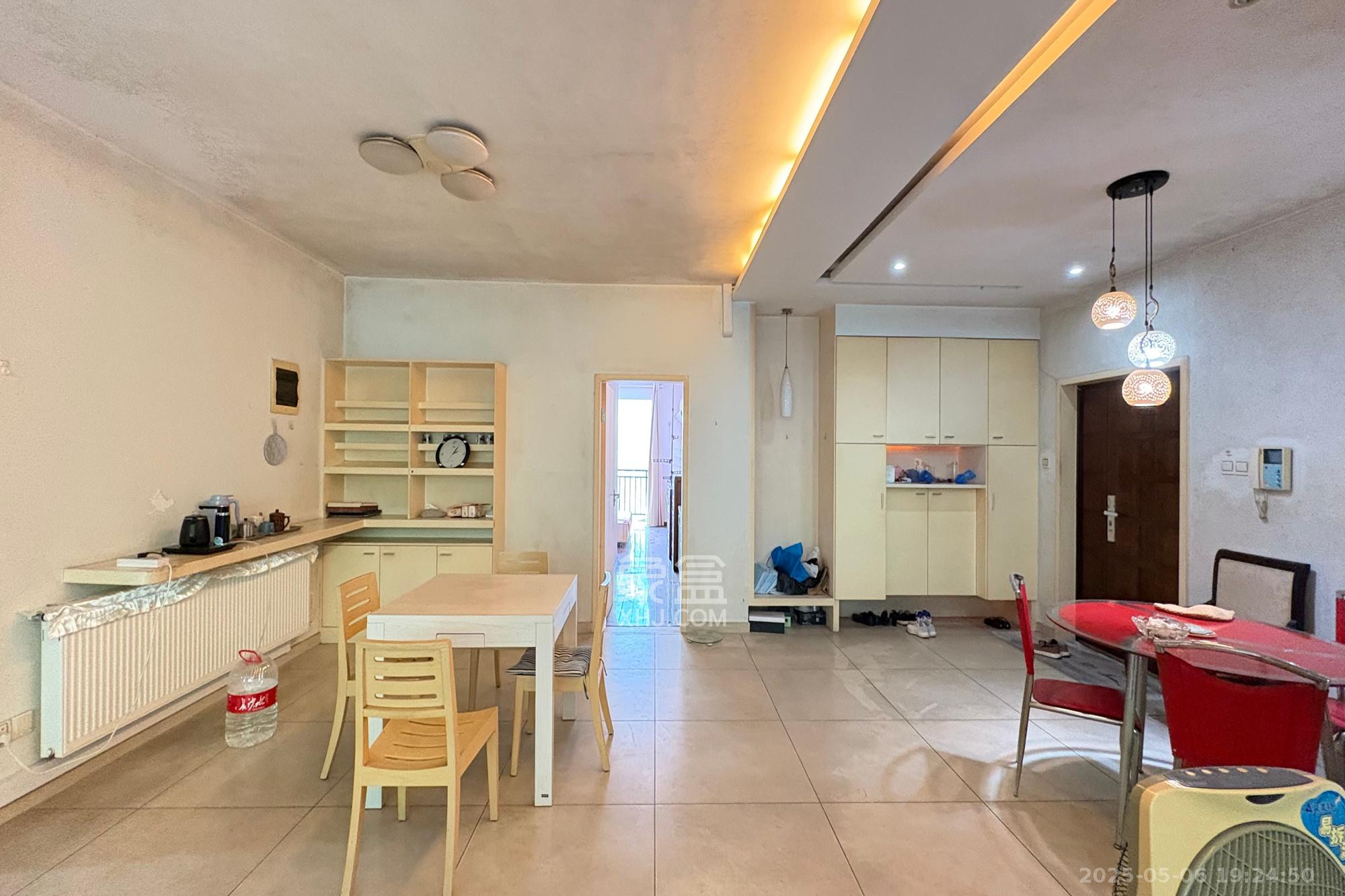 向阳门第  3室2厅2卫    188.0万 向阳门第  3室2厅2卫    188.0万客厅