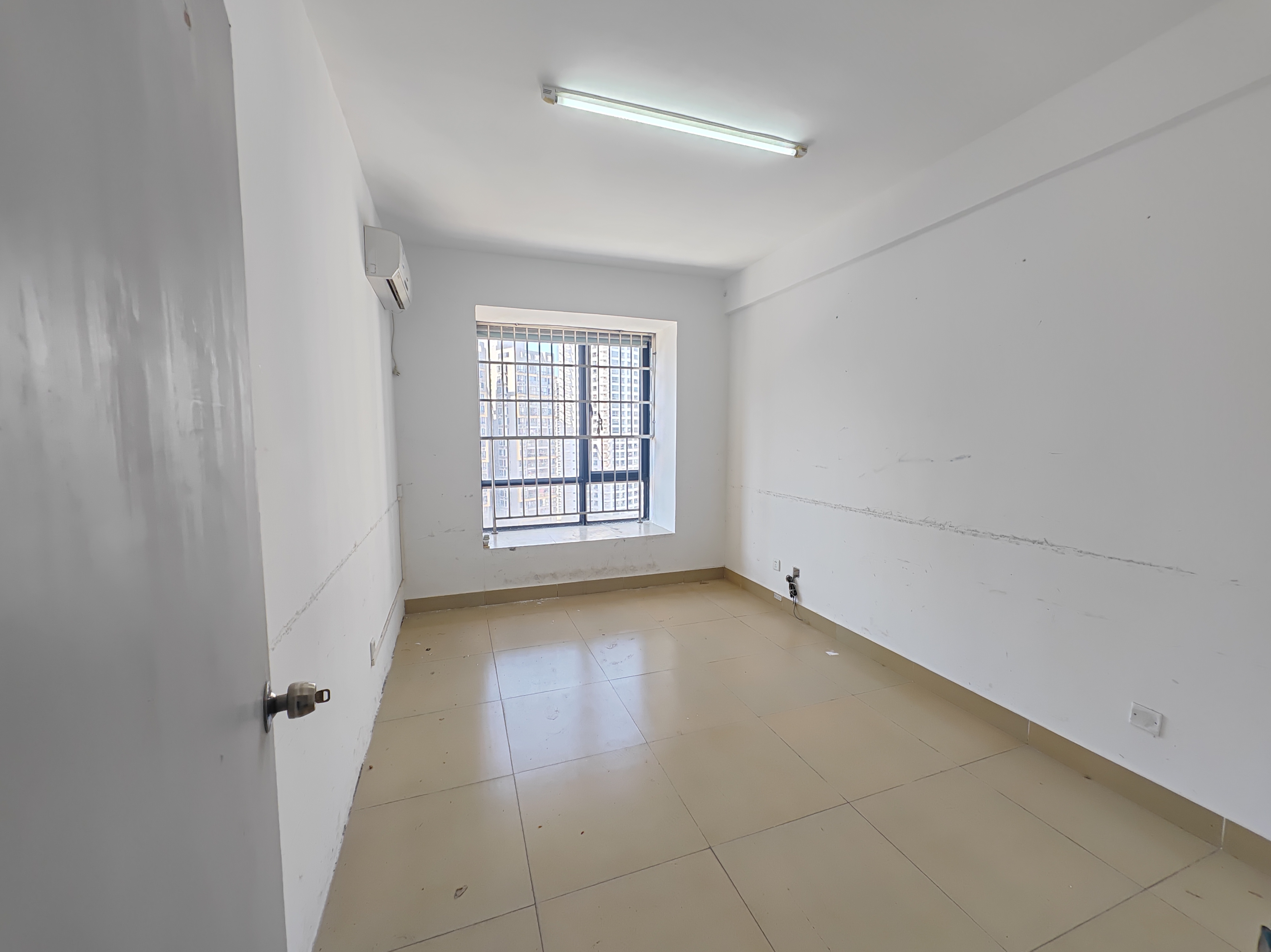 玉沙广场(京华城)  4室2厅2卫    200.0万 玉沙广场(京华城)  4室2厅2卫    200.0万客厅