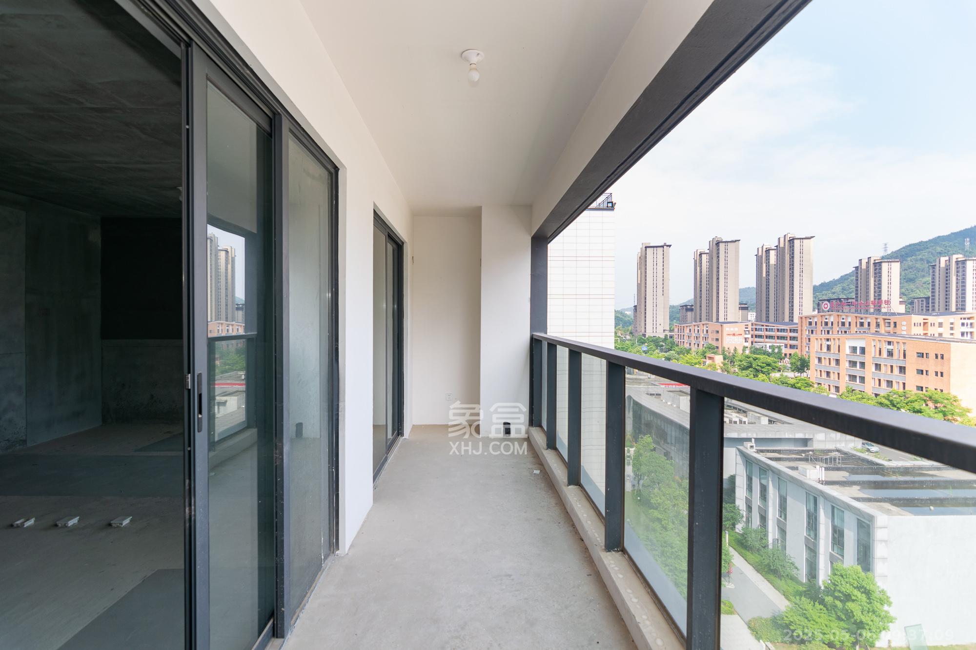 中交凤鸣九章 4室2厅2卫 180.0万 中交凤鸣九章 4室2厅2卫 180.0万阳台