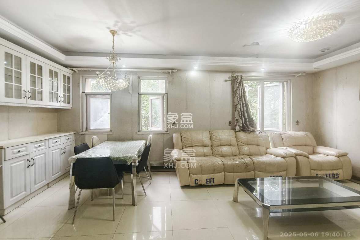 郡原居里  3室2厅1卫    65.0万 郡原居里  3室2厅1卫    65.0万客厅