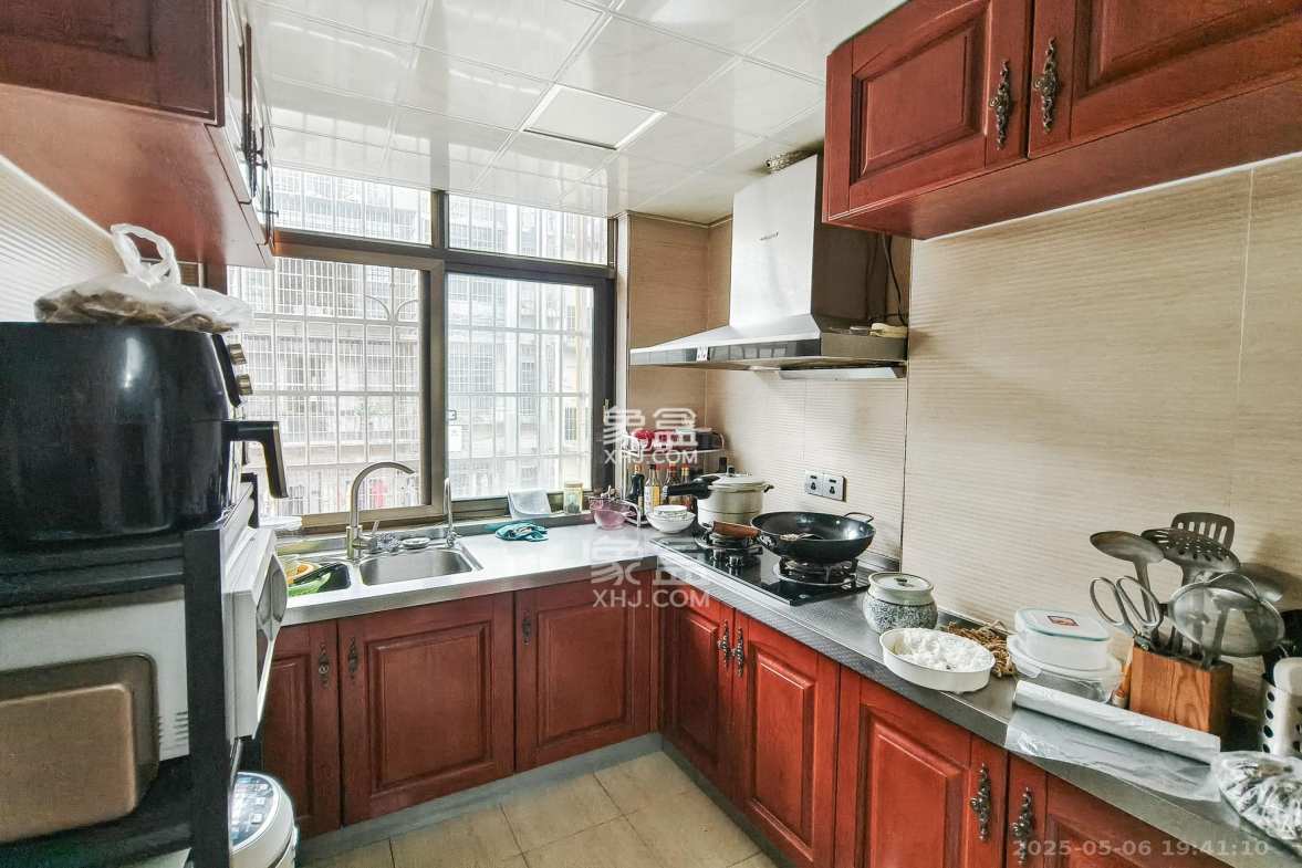 龙塘安置区(龙塘小区)  10室8厅7卫    375.0万 龙塘安置区(龙塘小区)  10室8厅7卫    375.0万厨房