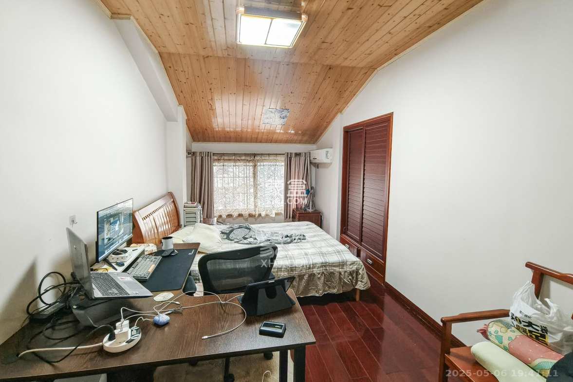 龙塘安置区(龙塘小区)  10室8厅7卫    375.0万 龙塘安置区(龙塘小区)  10室8厅7卫    375.0万卧室