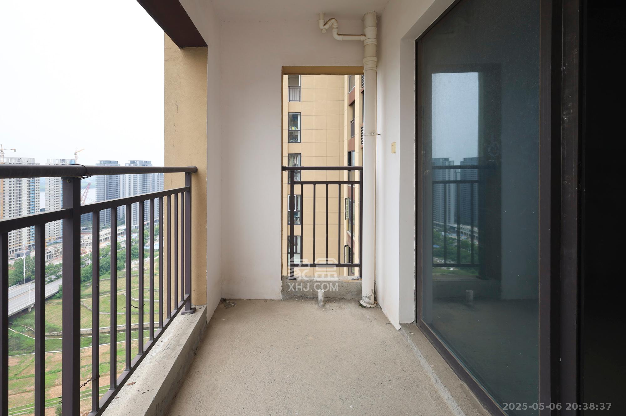 帝辰金缇水郡 3室2厅1卫 55.0万 帝辰金缇水郡 3室2厅1卫 55.0万阳台