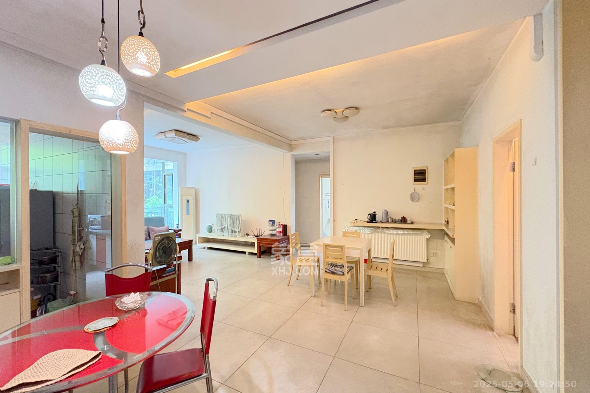 向阳门第  3室2厅2卫    188.0万 向阳门第  3室2厅2卫    188.0万客厅