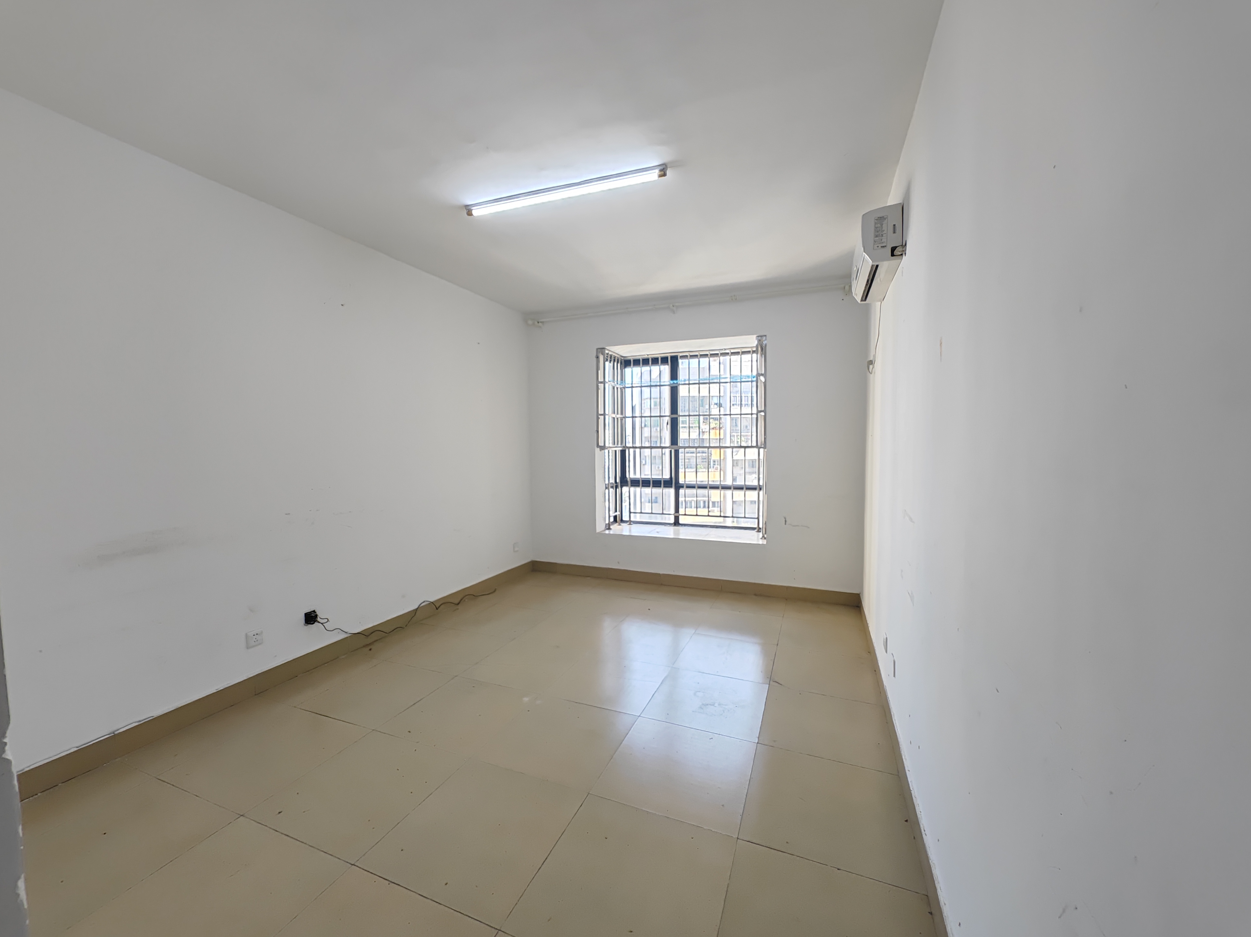 玉沙广场(京华城)  4室2厅2卫    200.0万 玉沙广场(京华城)  4室2厅2卫    200.0万客厅