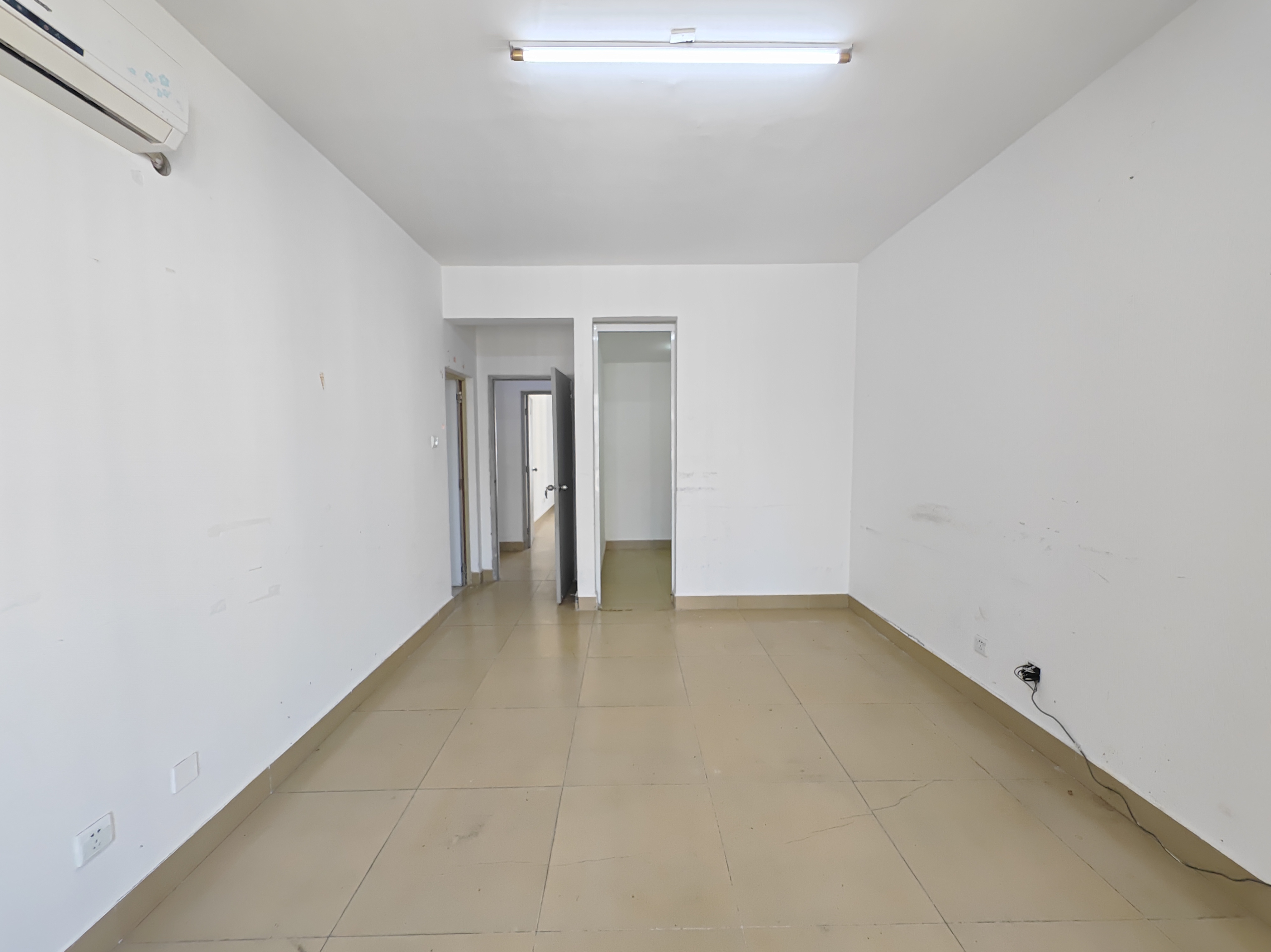 玉沙广场(京华城)  4室2厅2卫    200.0万 玉沙广场(京华城)  4室2厅2卫    200.0万客厅