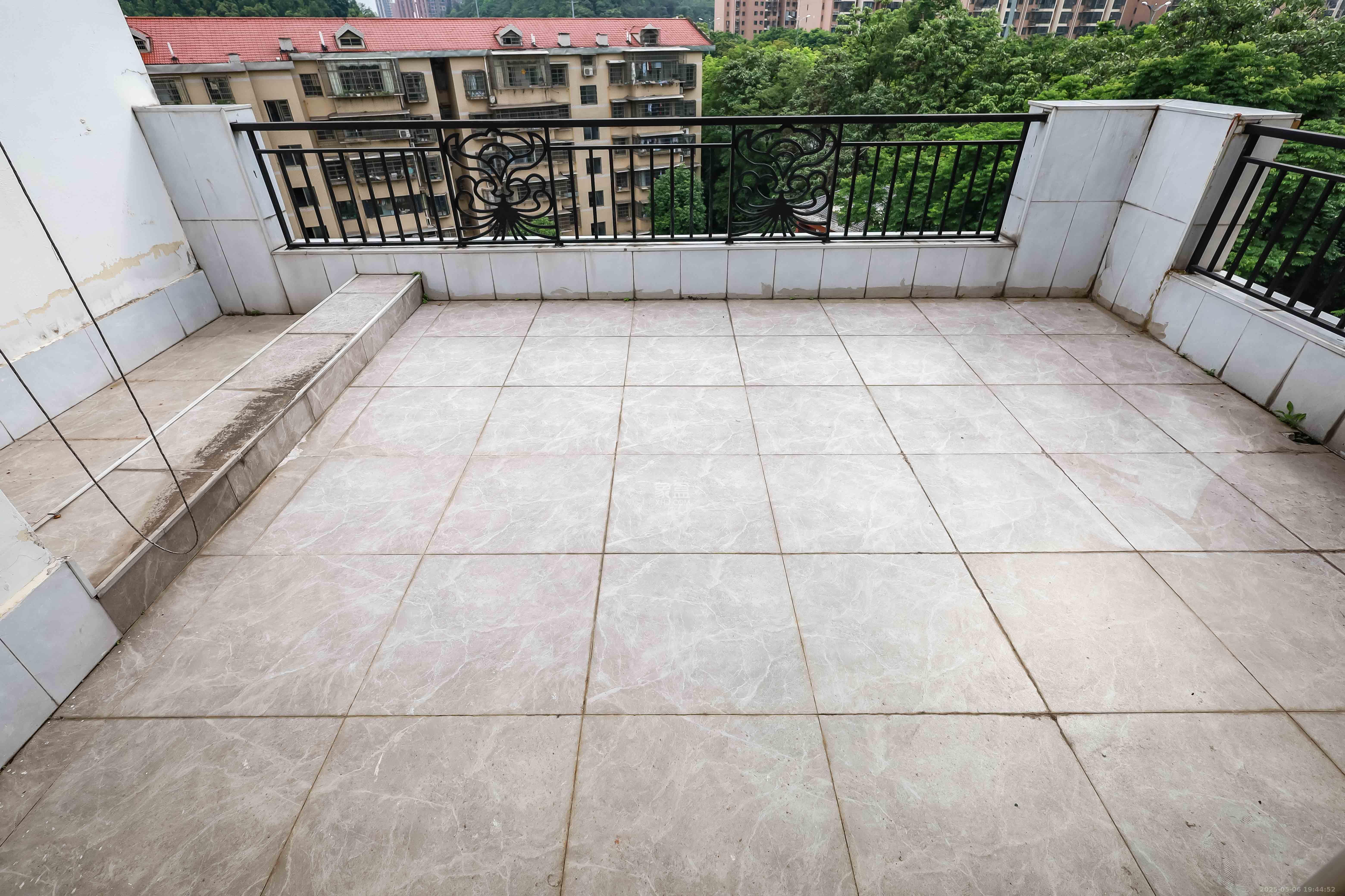 卓越蔚蓝海岸二期 4室2厅2卫 208.0万 卓越蔚蓝海岸二期 4室2厅2卫 208.0万阳台