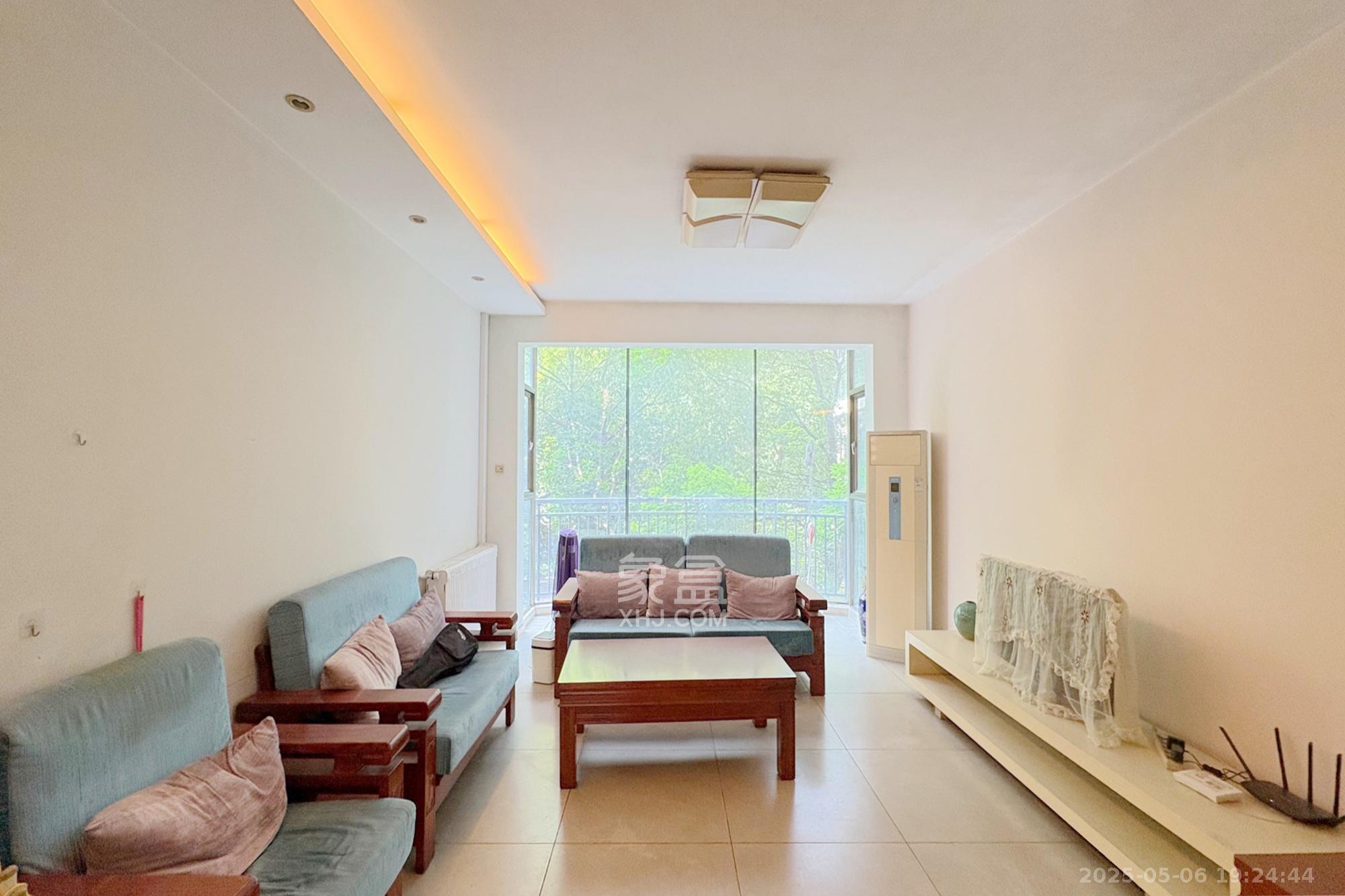 向阳门第  3室2厅2卫    188.0万 向阳门第  3室2厅2卫    188.0万客厅