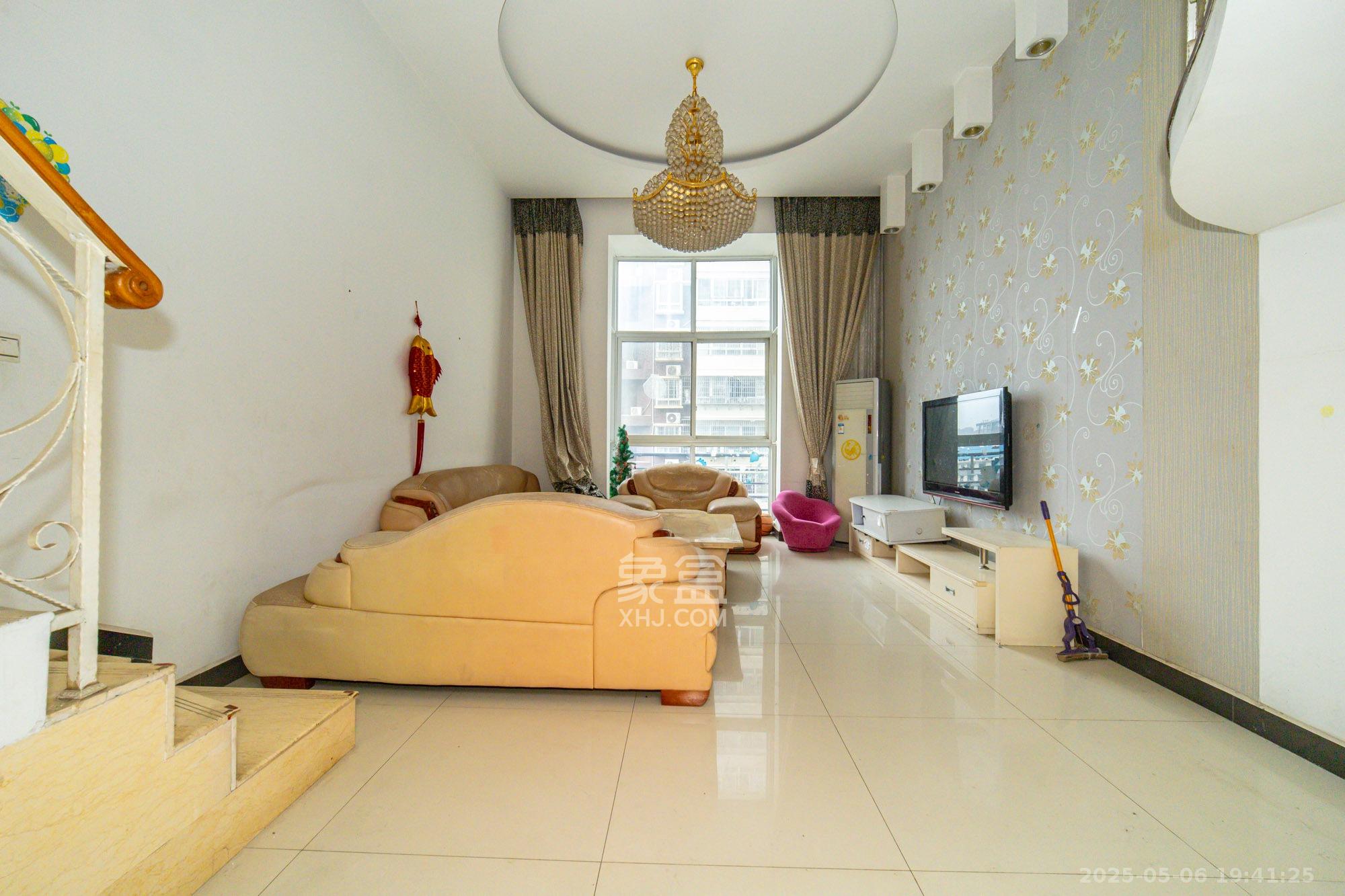 楚天馨苑 3室2厅2卫 88.0万 楚天馨苑 3室2厅2卫 88.0万客厅