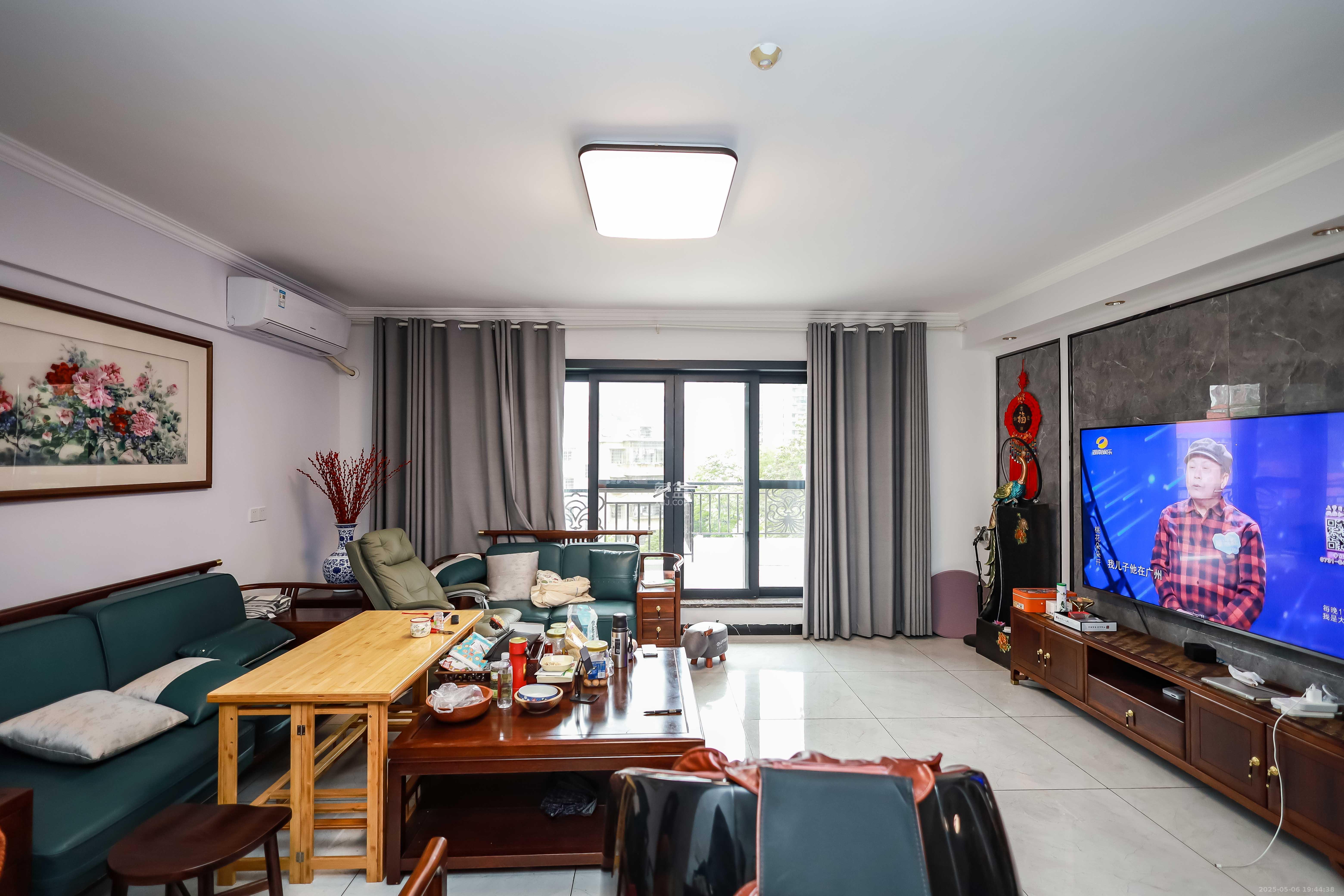 卓越蔚蓝海岸二期 4室2厅2卫 208.0万 卓越蔚蓝海岸二期 4室2厅2卫 208.0万客厅