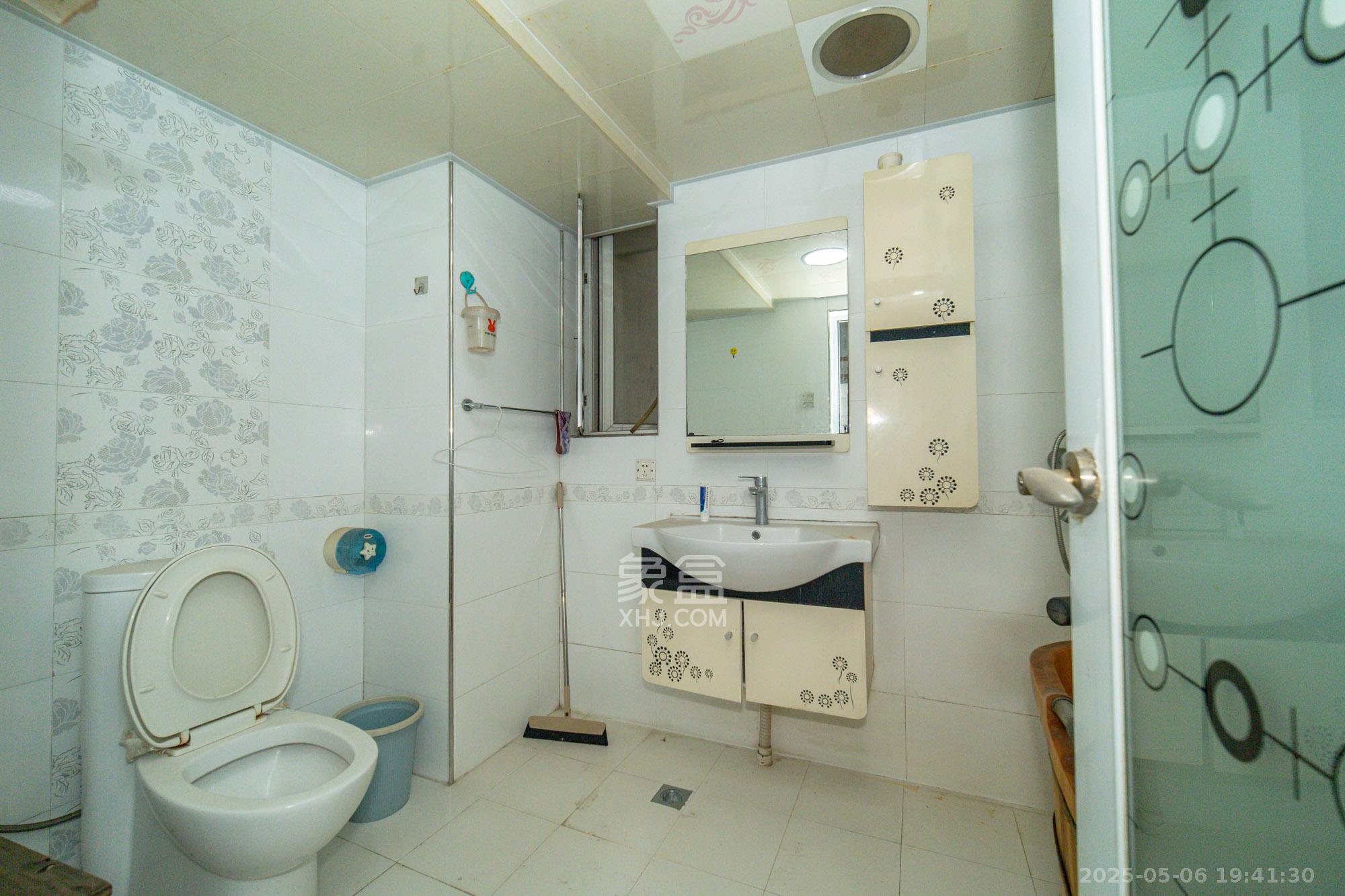 楚天馨苑 3室2厅2卫 88.0万 楚天馨苑 3室2厅2卫 88.0万卫生间