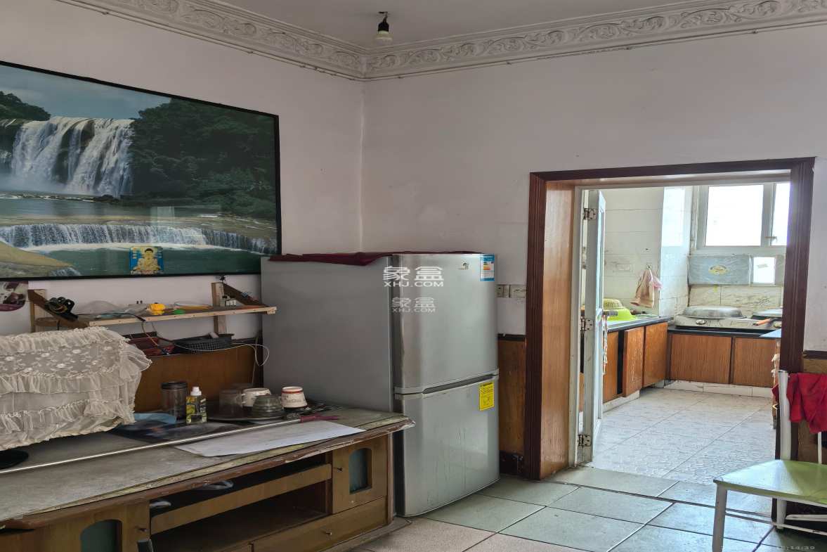 板塘社区铁西村 2室2厅1卫 10.0万 板塘社区铁西村 2室2厅1卫 10.0万客厅