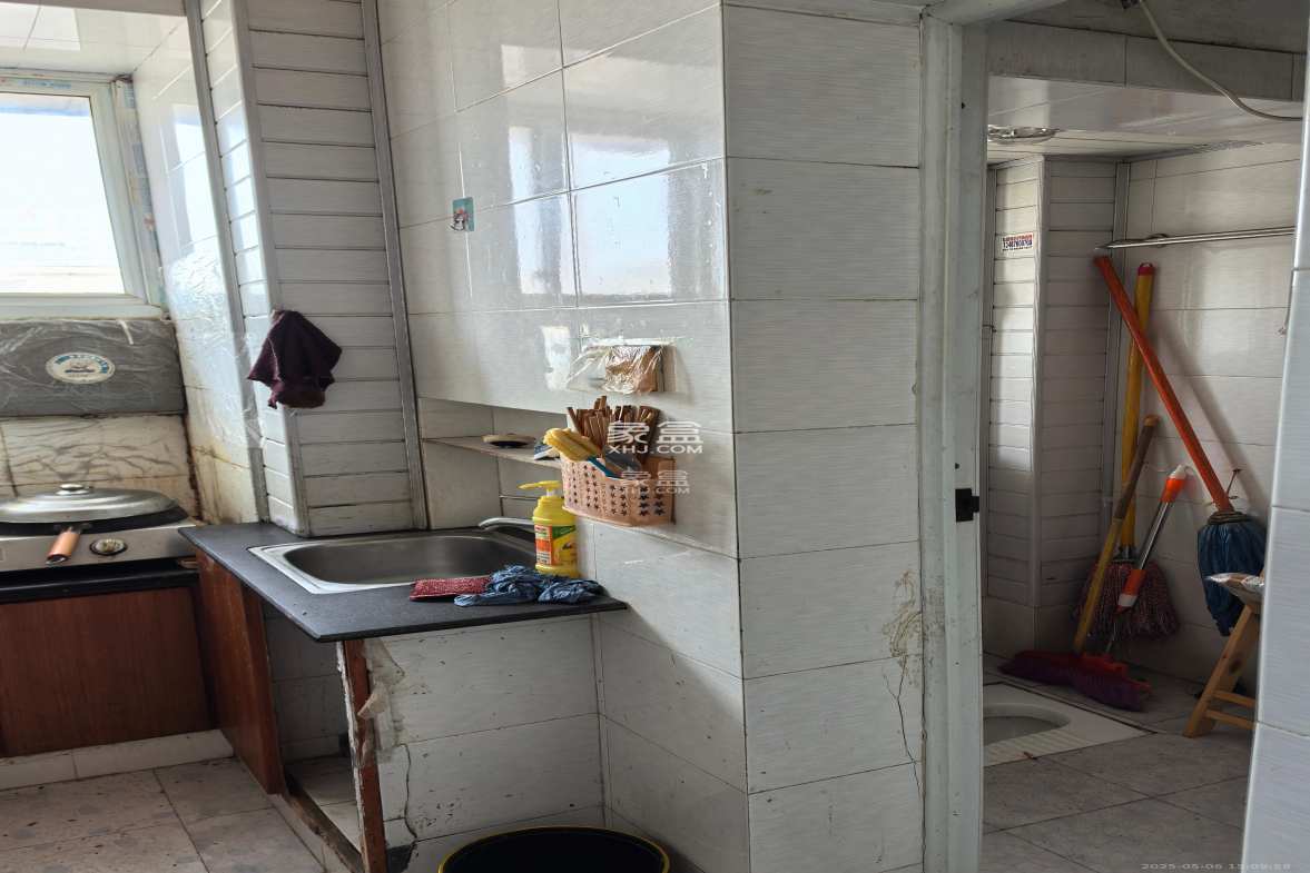 板塘社区铁西村 2室2厅1卫 10.0万 板塘社区铁西村 2室2厅1卫 10.0万客厅