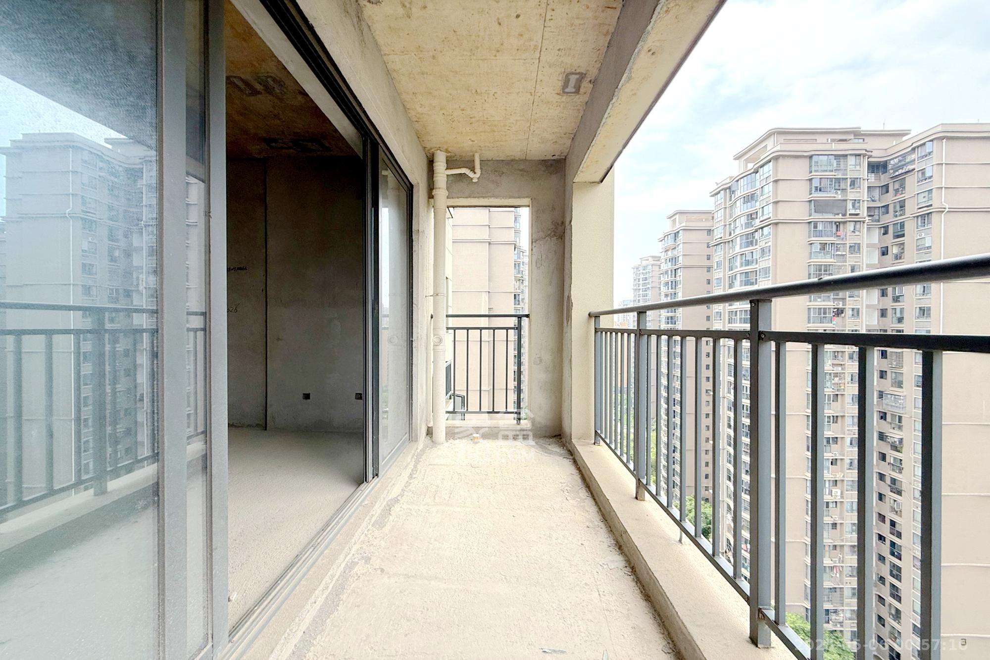 崇文名邸(学林西岸二期) 4室2厅2卫 135.0万 崇文名邸(学林西岸二期) 4室2厅2卫 135.0万阳台