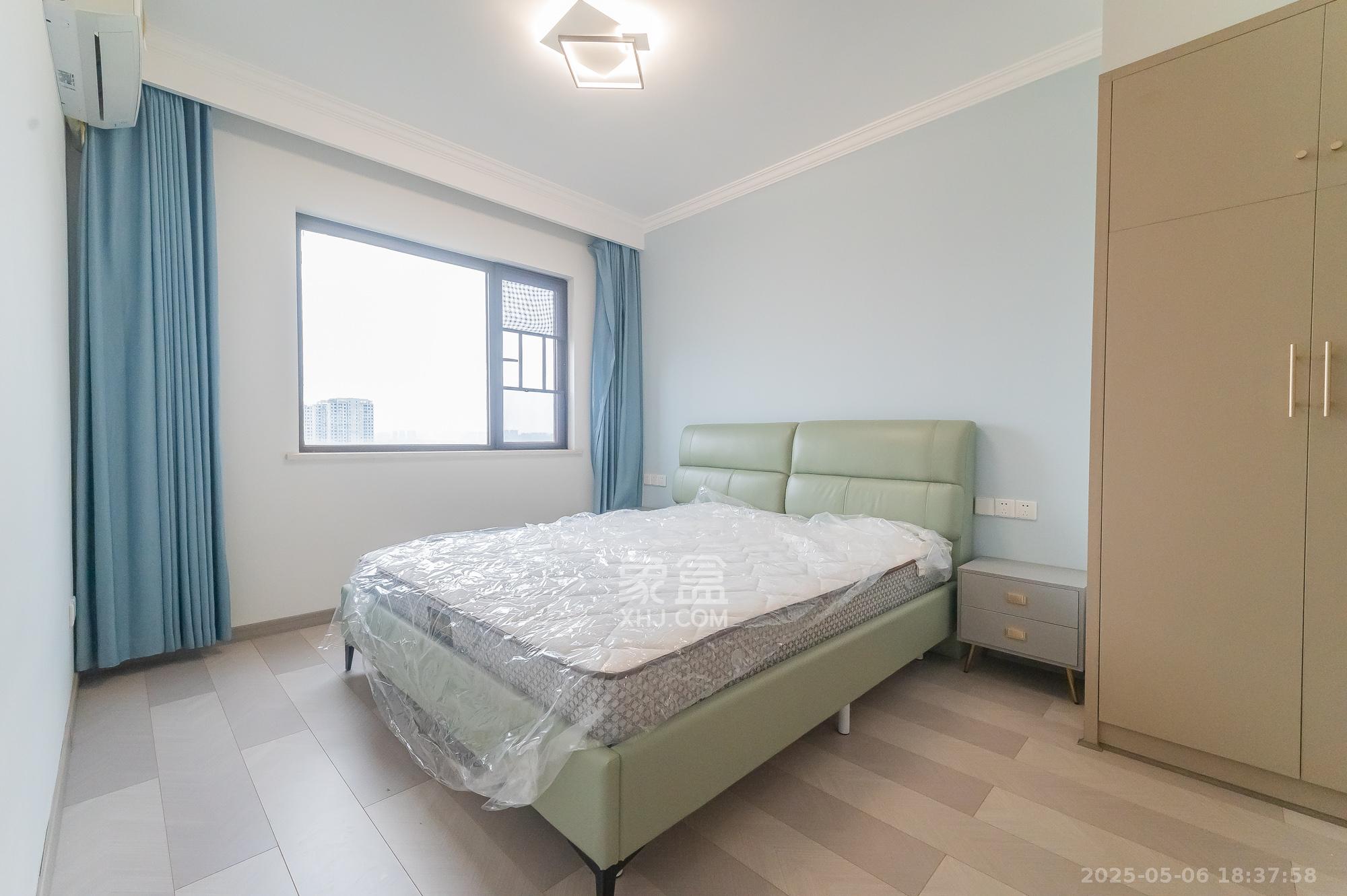 华润置地广场二期  3室2厅1卫    89.8万 华润置地广场二期  3室2厅1卫    89.8万卧室