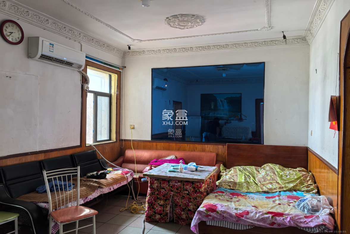 板塘社区铁西村 2室2厅1卫 10.0万 板塘社区铁西村 2室2厅1卫 10.0万客厅