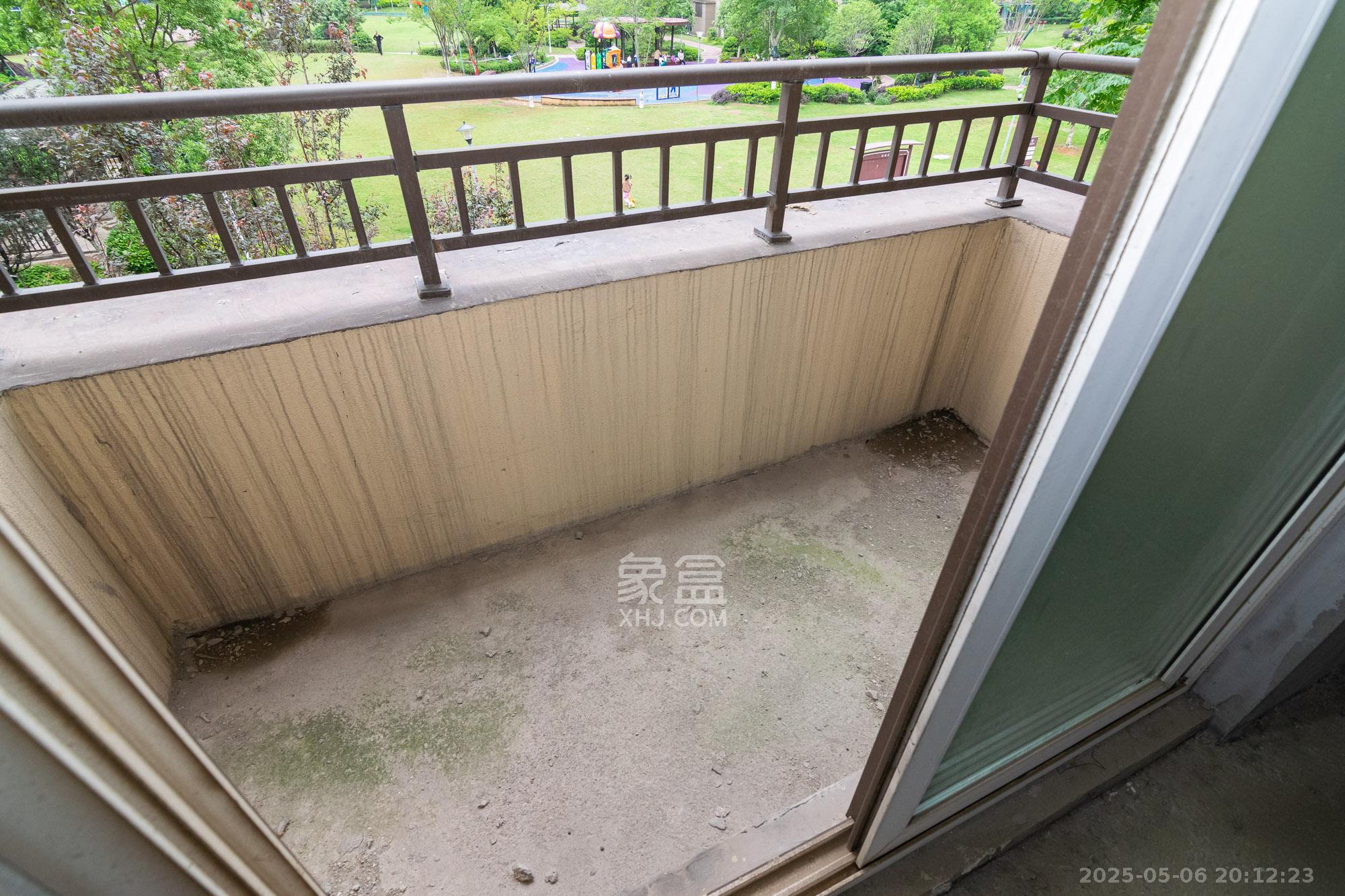 绿地香树花城  3室2厅2卫   59.80万阳台