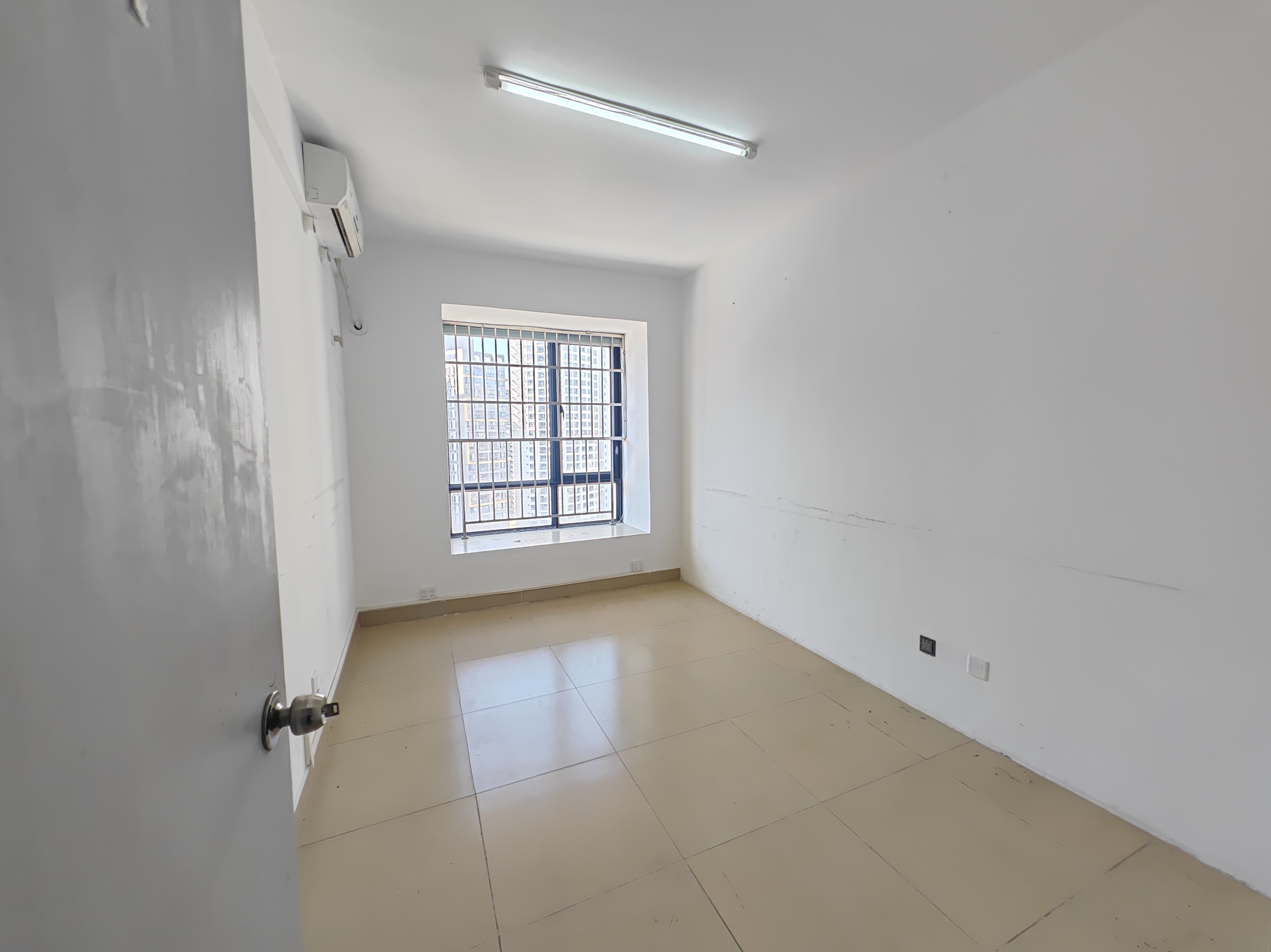 玉沙广场(京华城)  4室2厅2卫    200.0万 玉沙广场(京华城)  4室2厅2卫    200.0万客厅