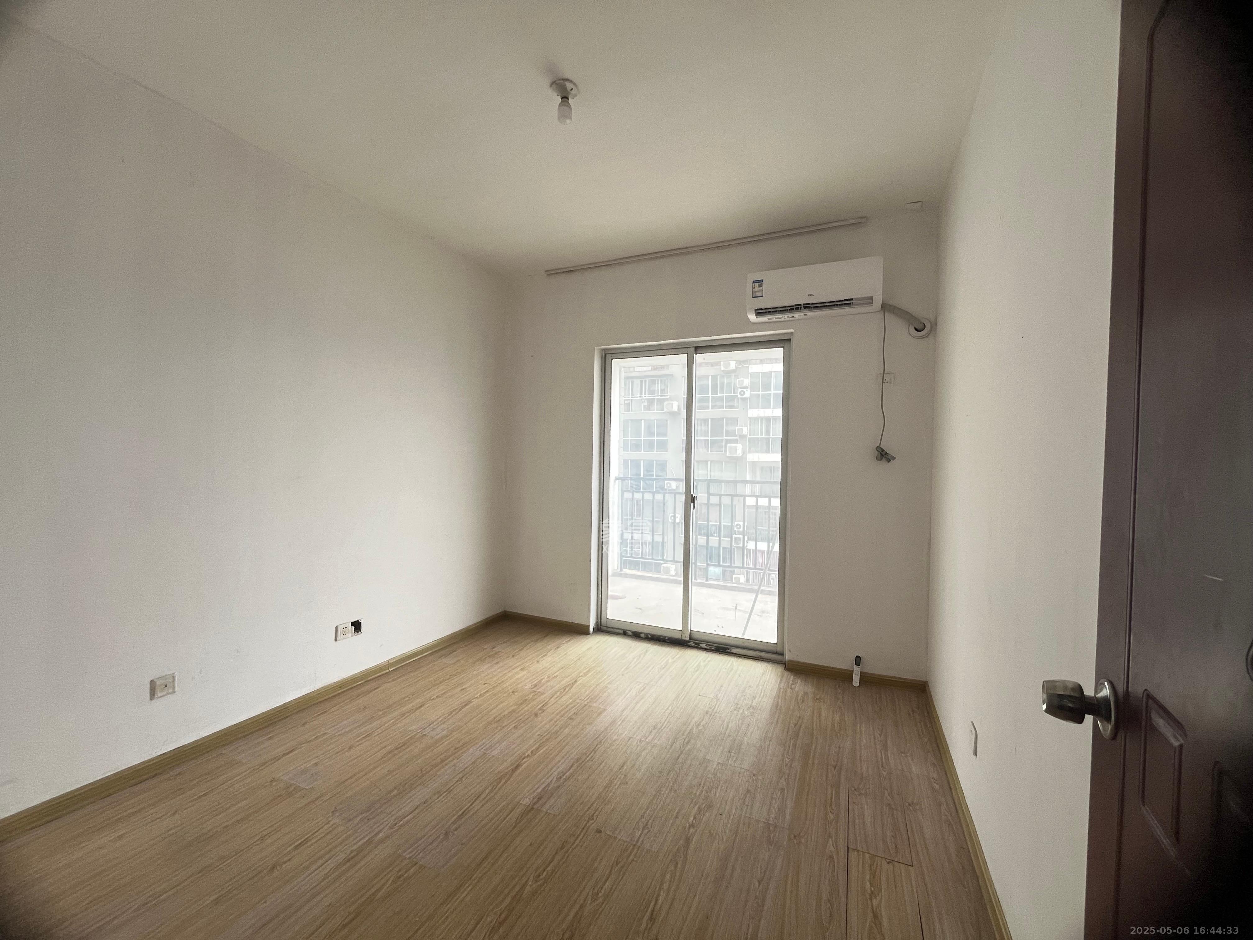 香樟景苑 4室2厅1卫 2800.0元/月 香樟景苑 4室2厅1卫 2800.0元/月室内图