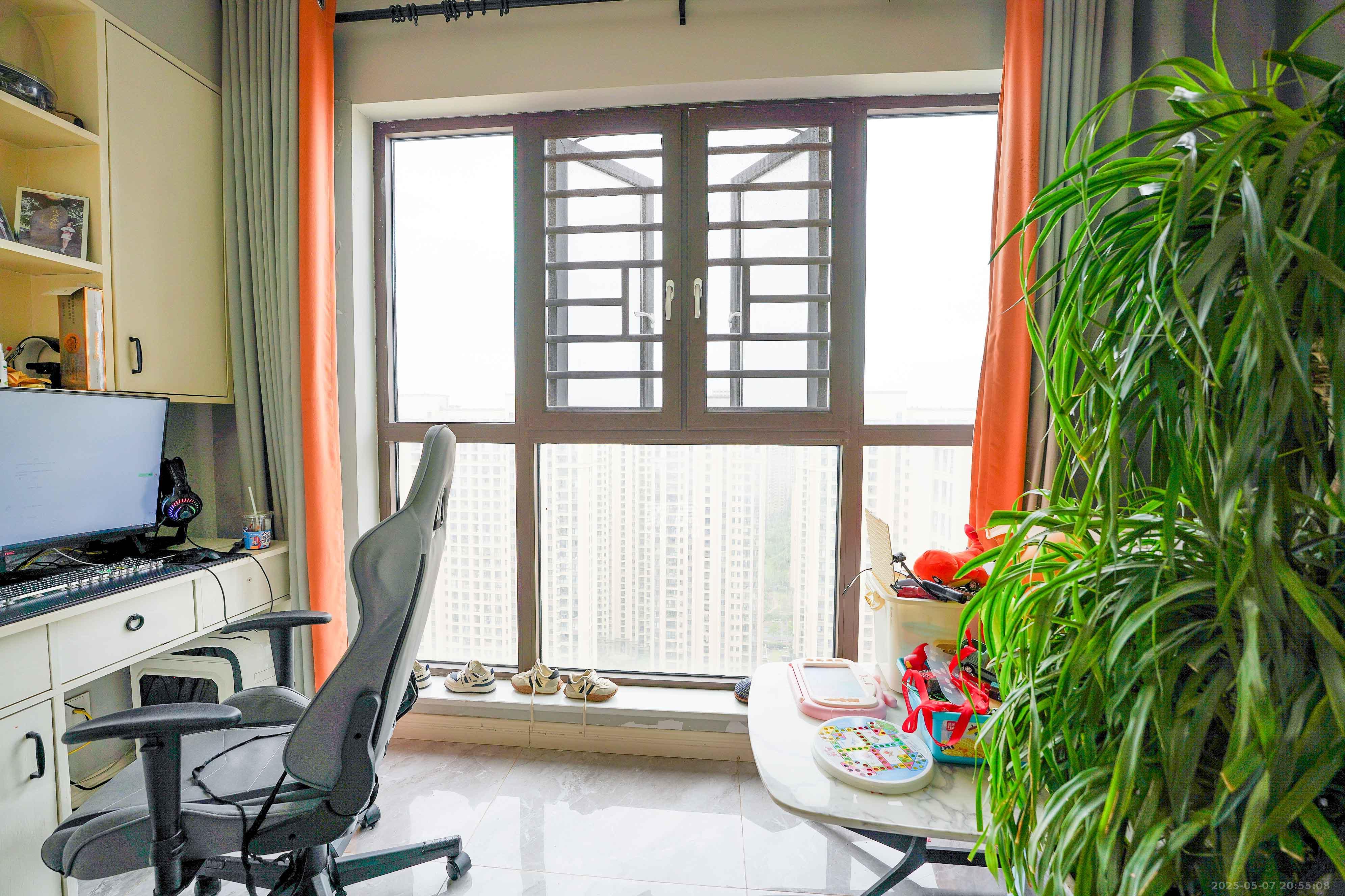 绿地新都会  3室2厅2卫    82.0万阳台