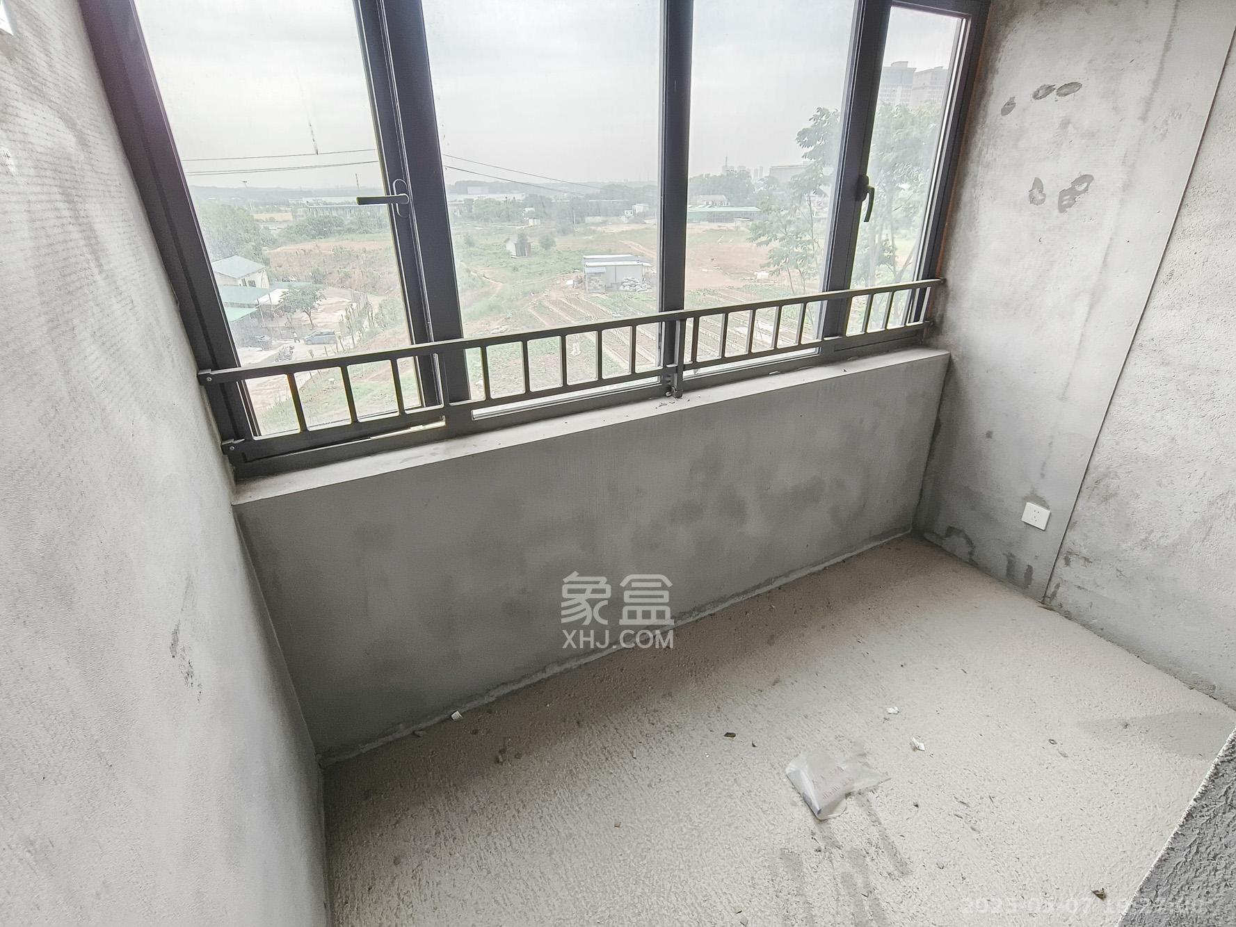 爱情公望府 4室2厅2卫 88.0万 爱情公望府 4室2厅2卫 88.0万阳台