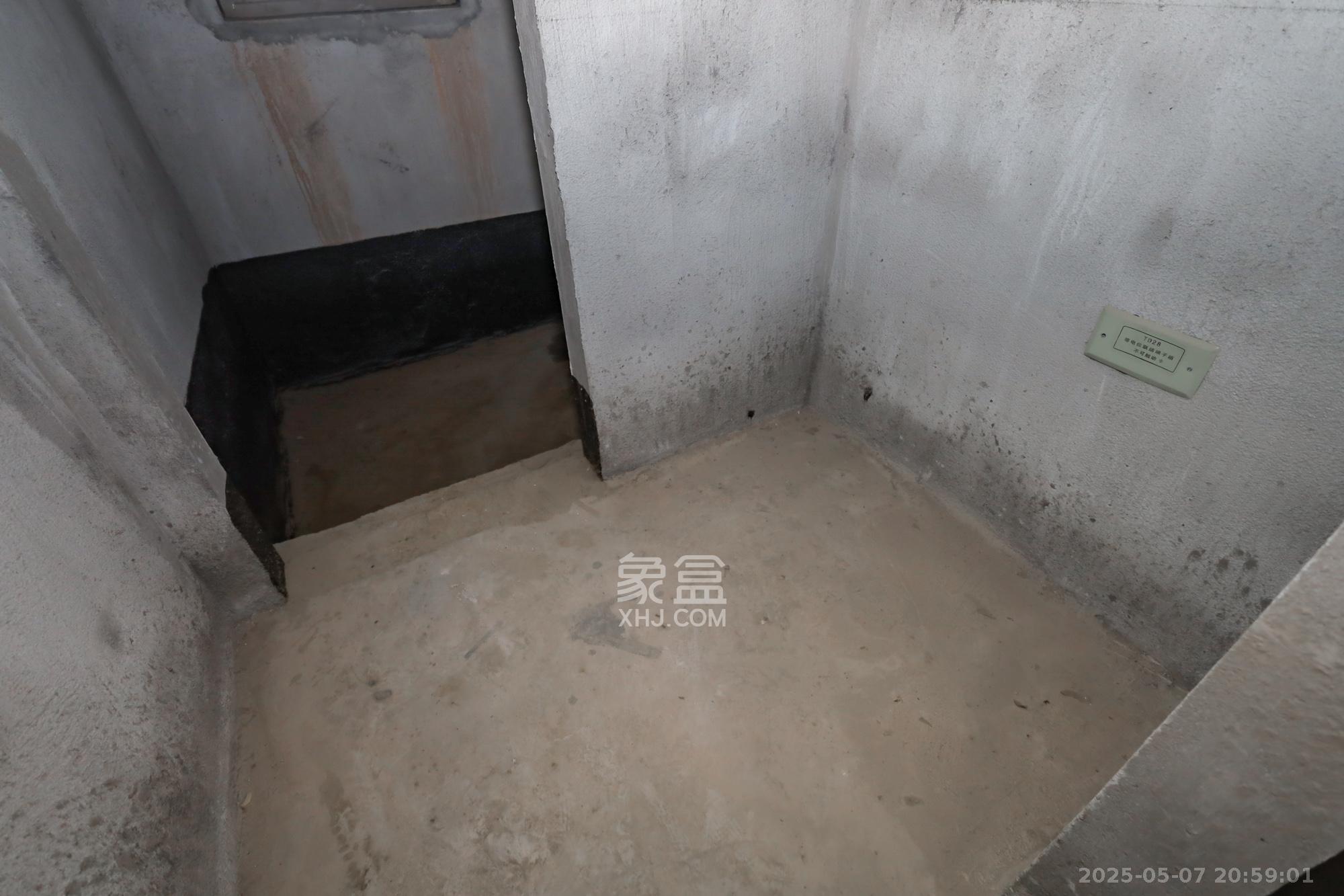 绿地湖湘中心  3室2厅2卫   280.00万卫生间