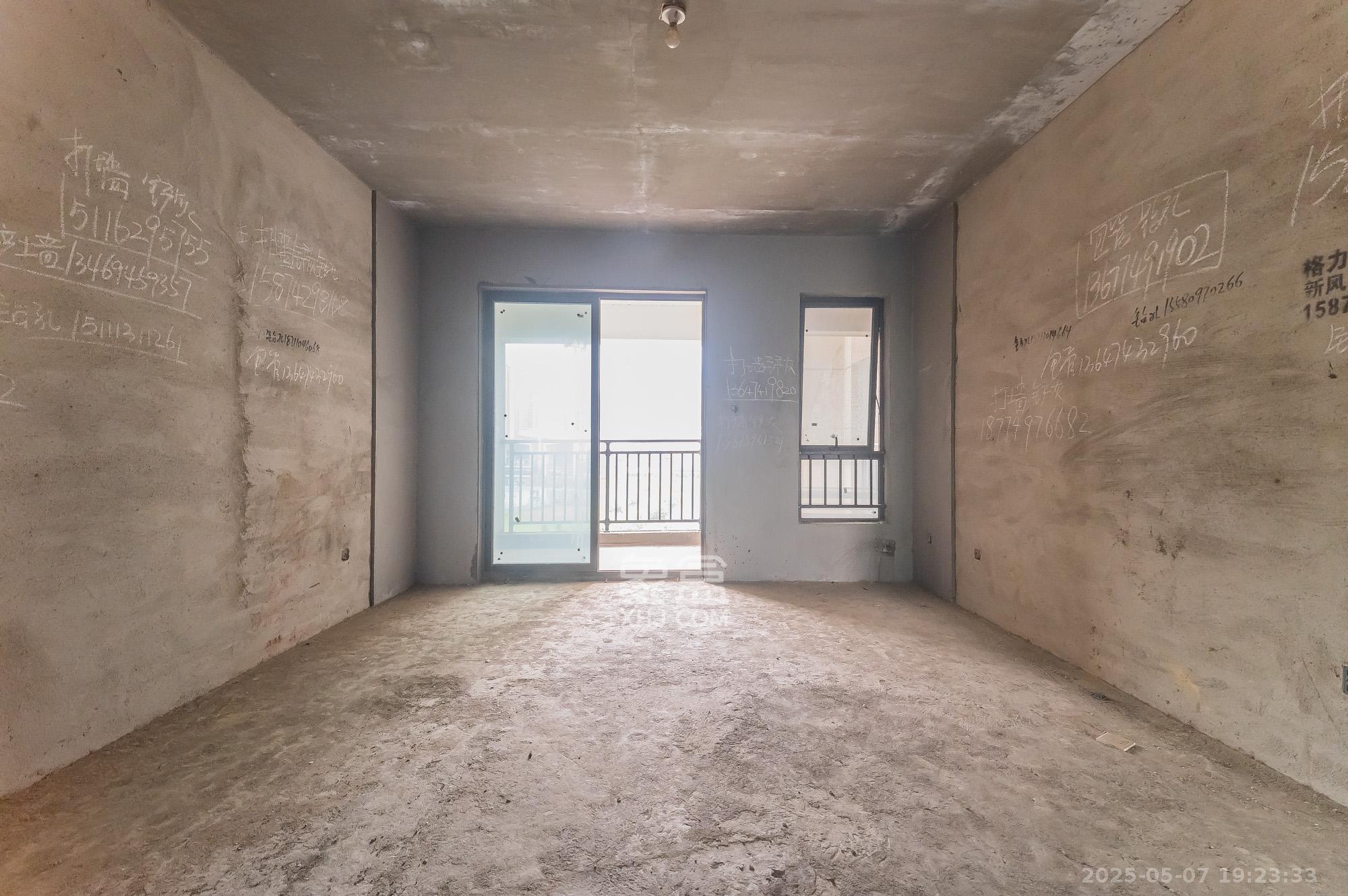 国泰九龙湾 4室2厅2卫 118.0万 国泰九龙湾 4室2厅2卫 118.0万客厅