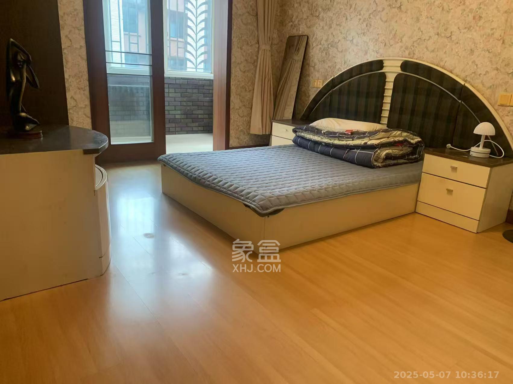 纺织厅小区  4室2厅1卫   2800.00元/月室内图