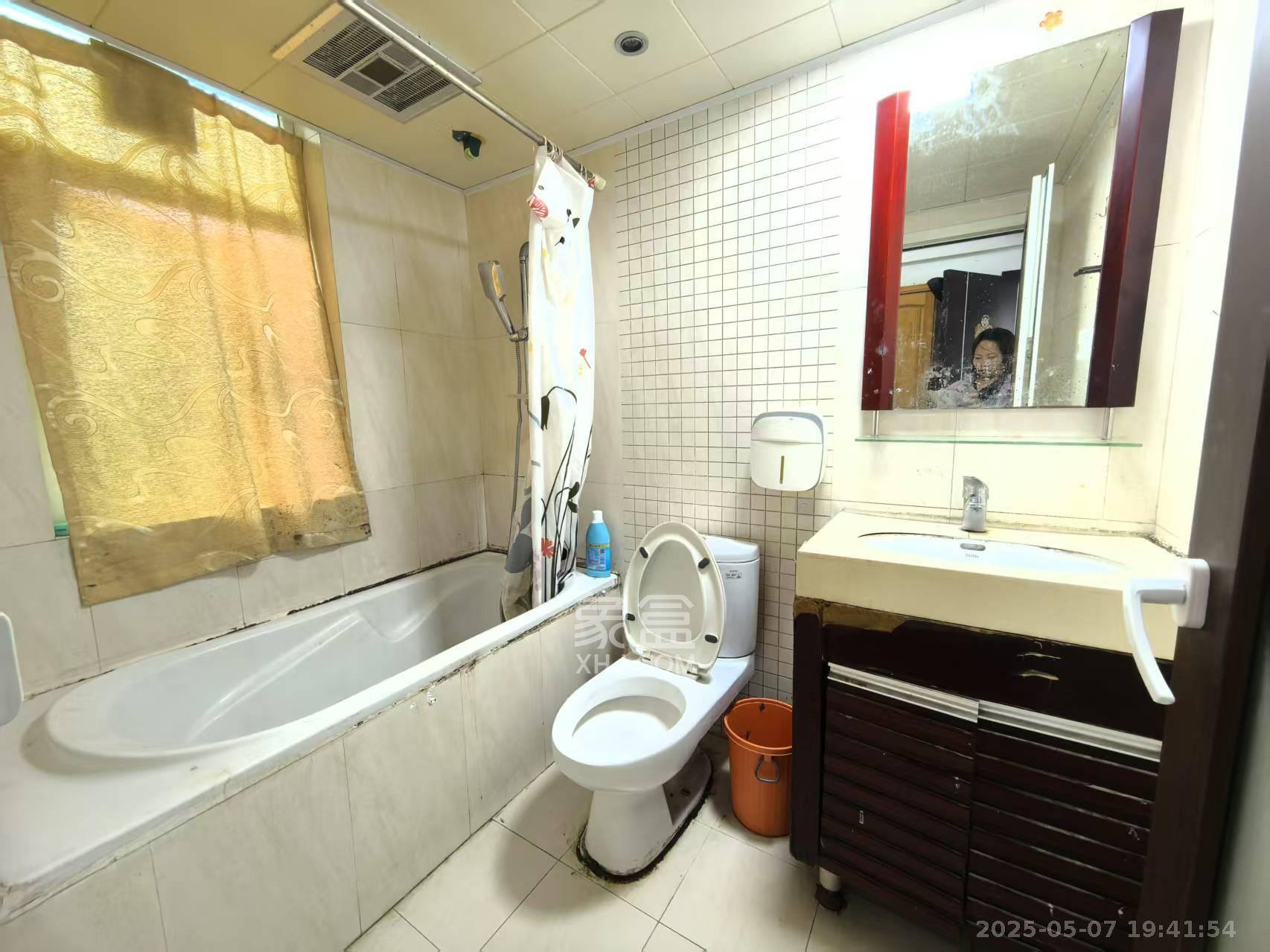 珠江花城一期桂苑  3室2厅2卫   2300.00元/月室内图