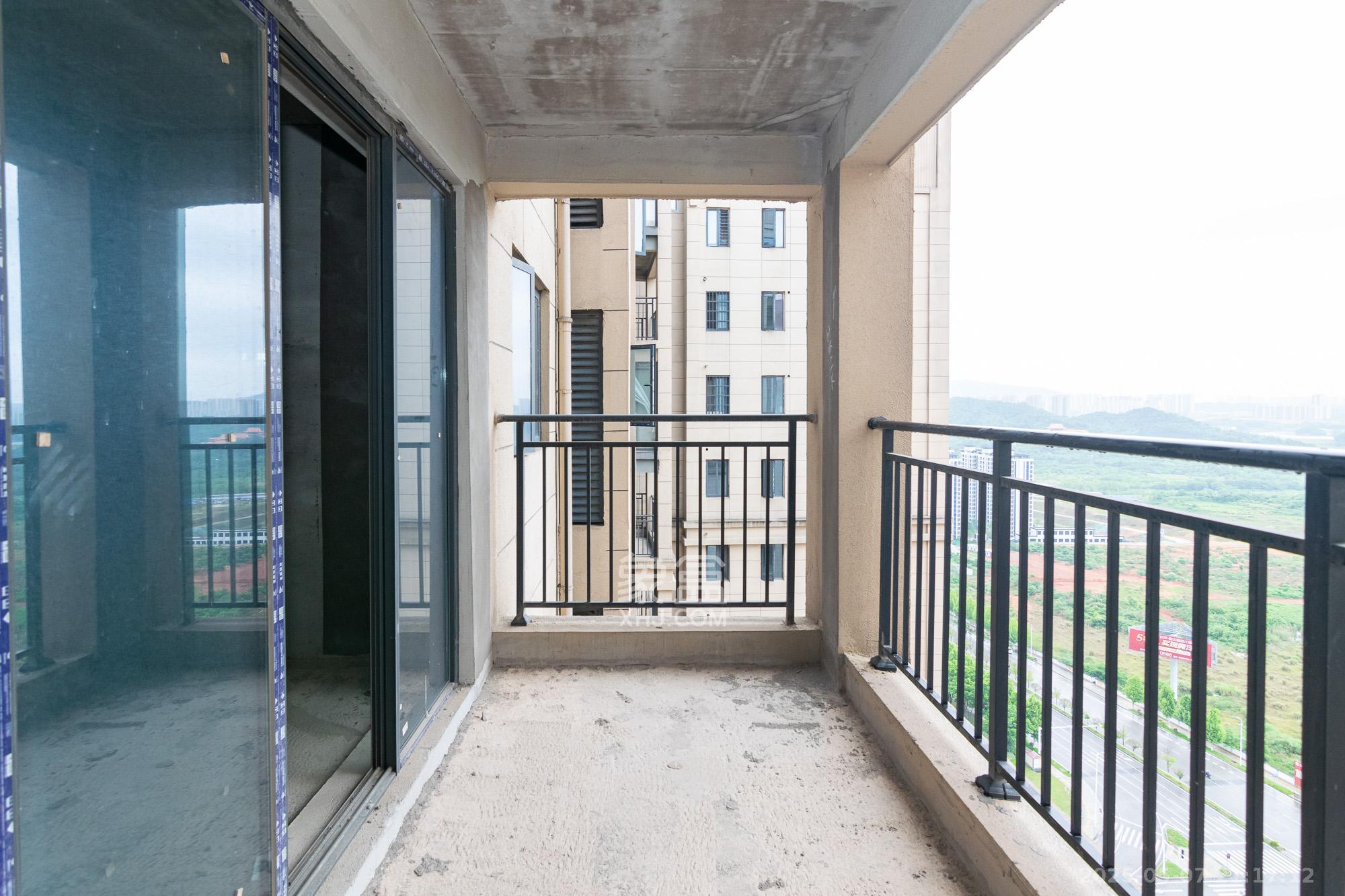 大汉月亮河畔  4室2厅2卫    70.0万 大汉月亮河畔  4室2厅2卫    70.0万阳台