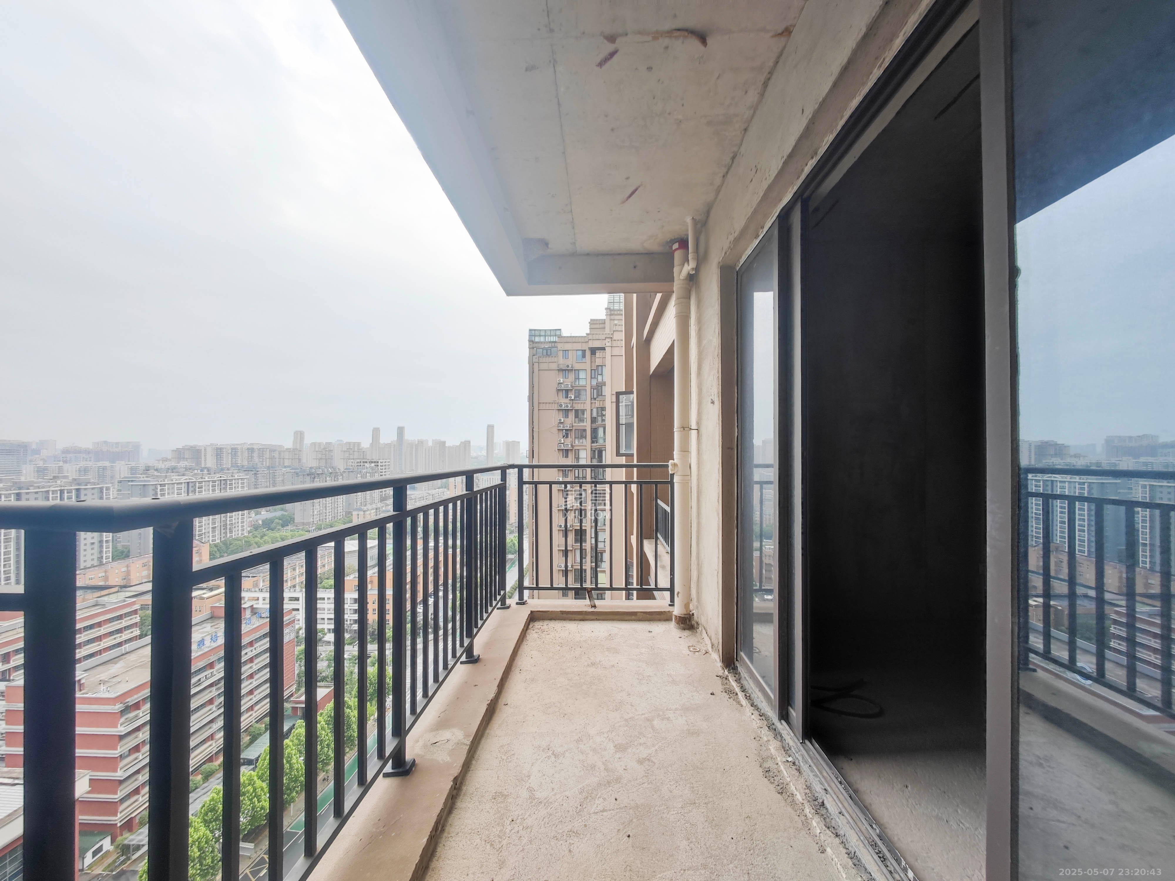 云开壹品樾玺 5室2厅2卫 126.0万 云开壹品樾玺 5室2厅2卫 126.0万阳台