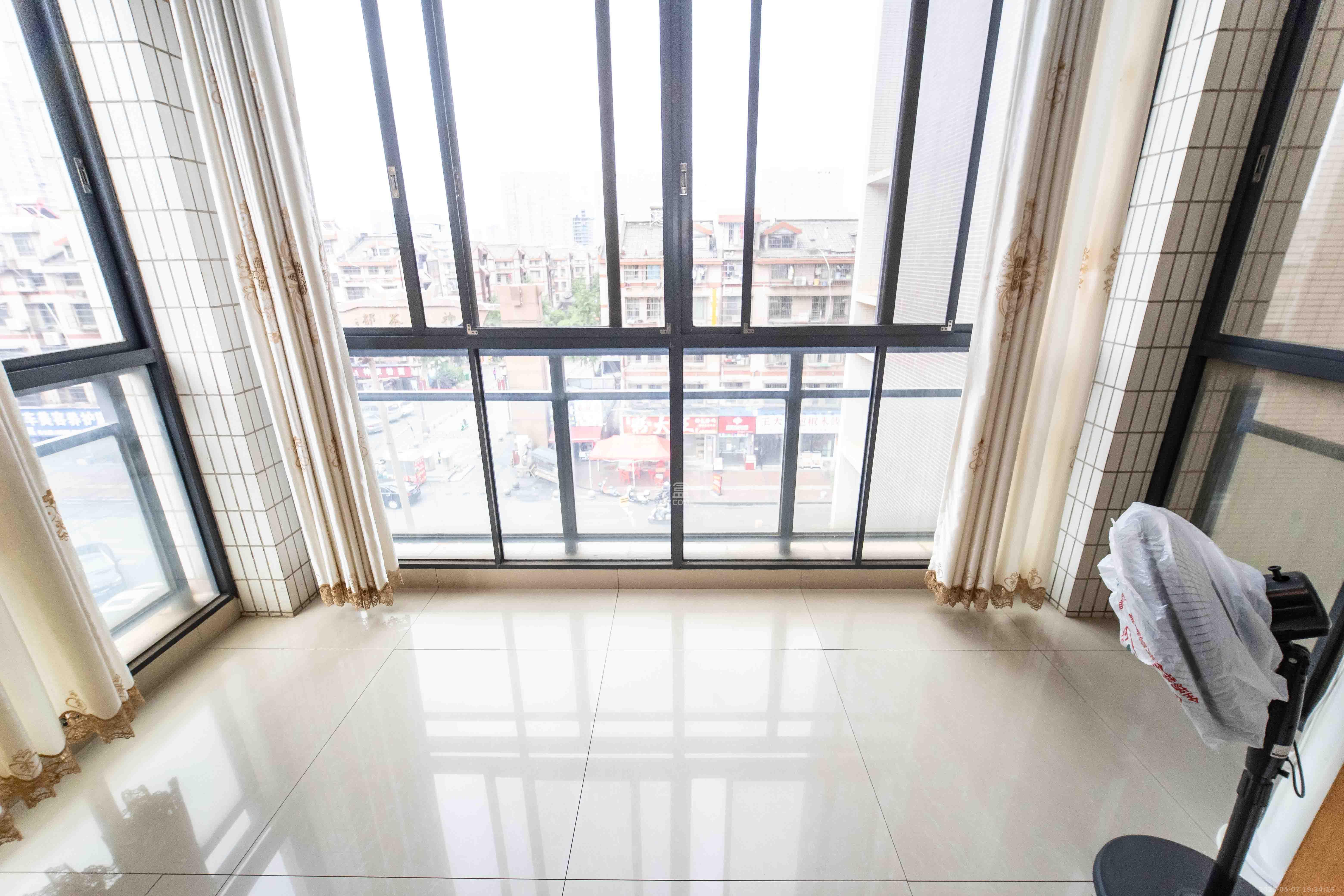 尚东紫郡 1室0厅0卫 99.8万 尚东紫郡 1室0厅0卫 99.8万阳台