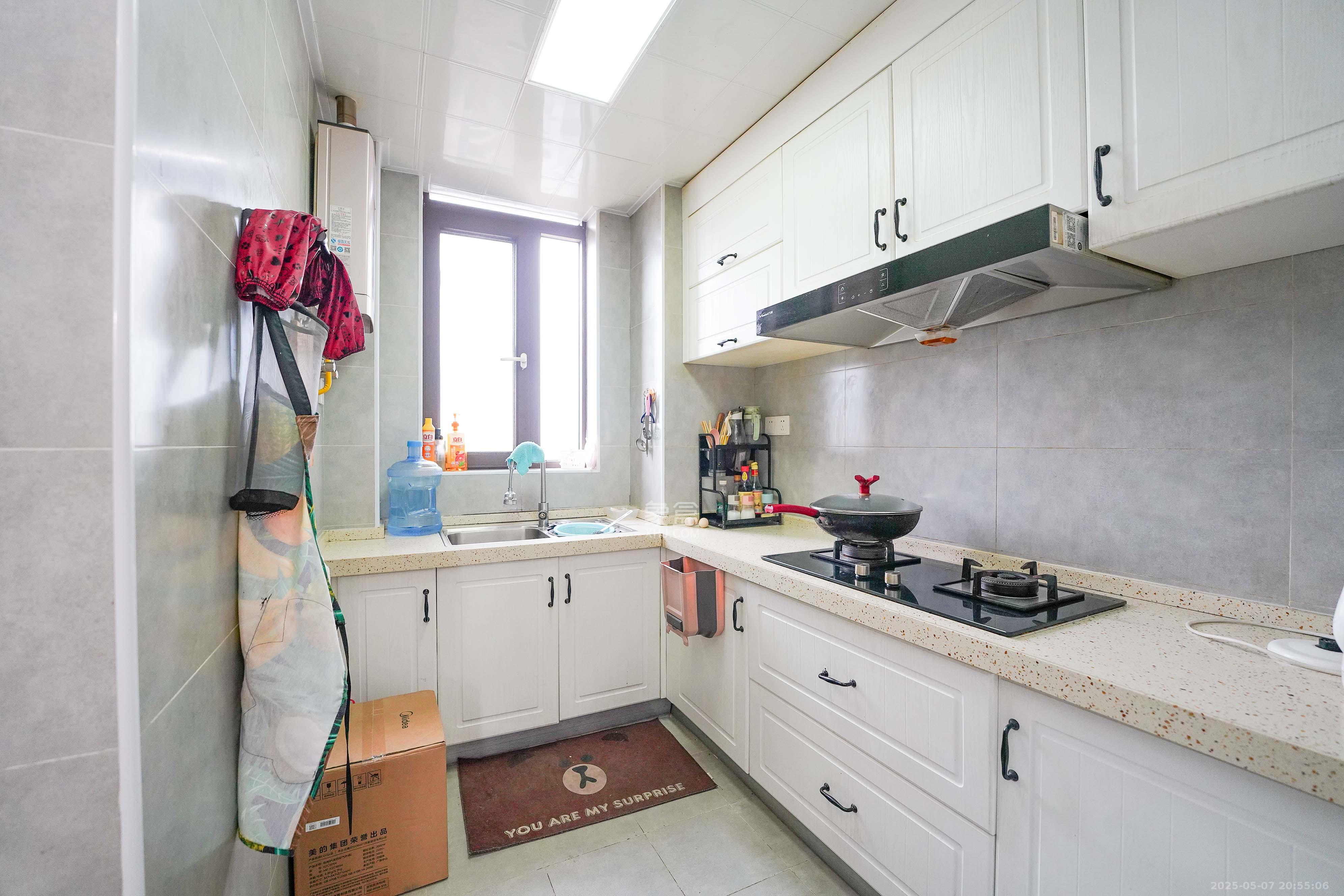 绿地新都会  3室2厅2卫    82.0万厨房