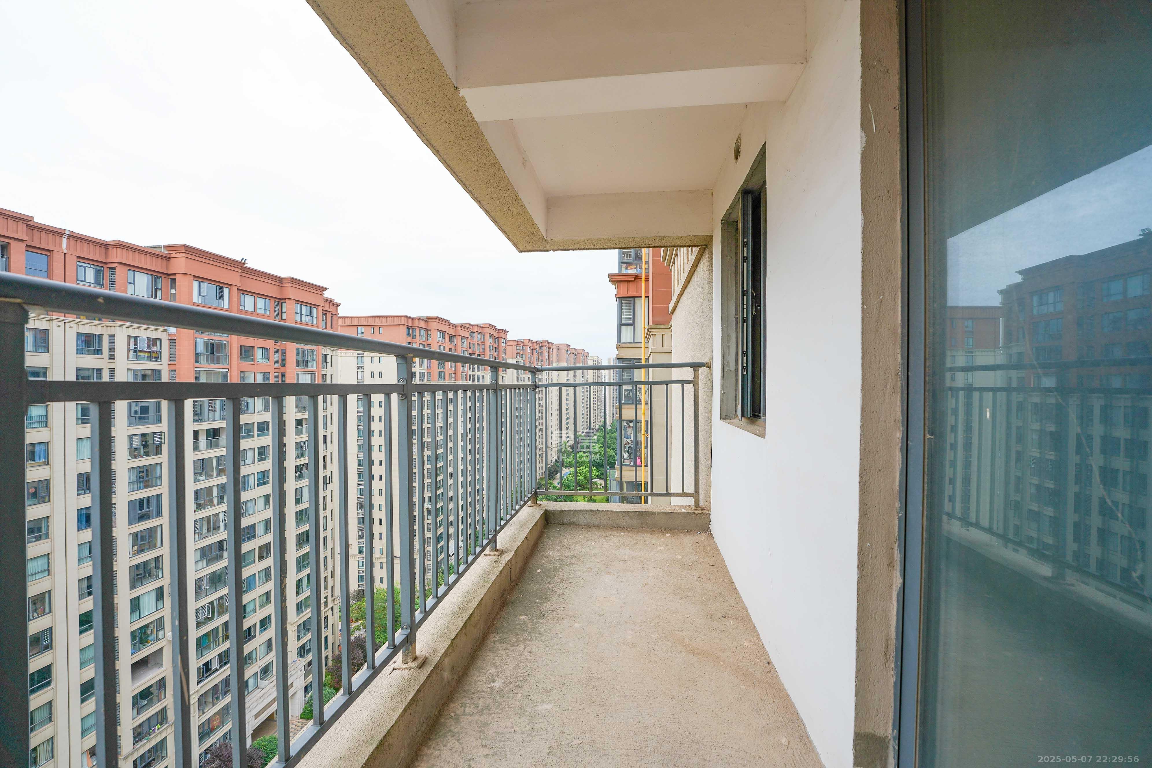 五矿万境蓝山 3室2厅2卫 118.0万 五矿万境蓝山 3室2厅2卫 118.0万阳台