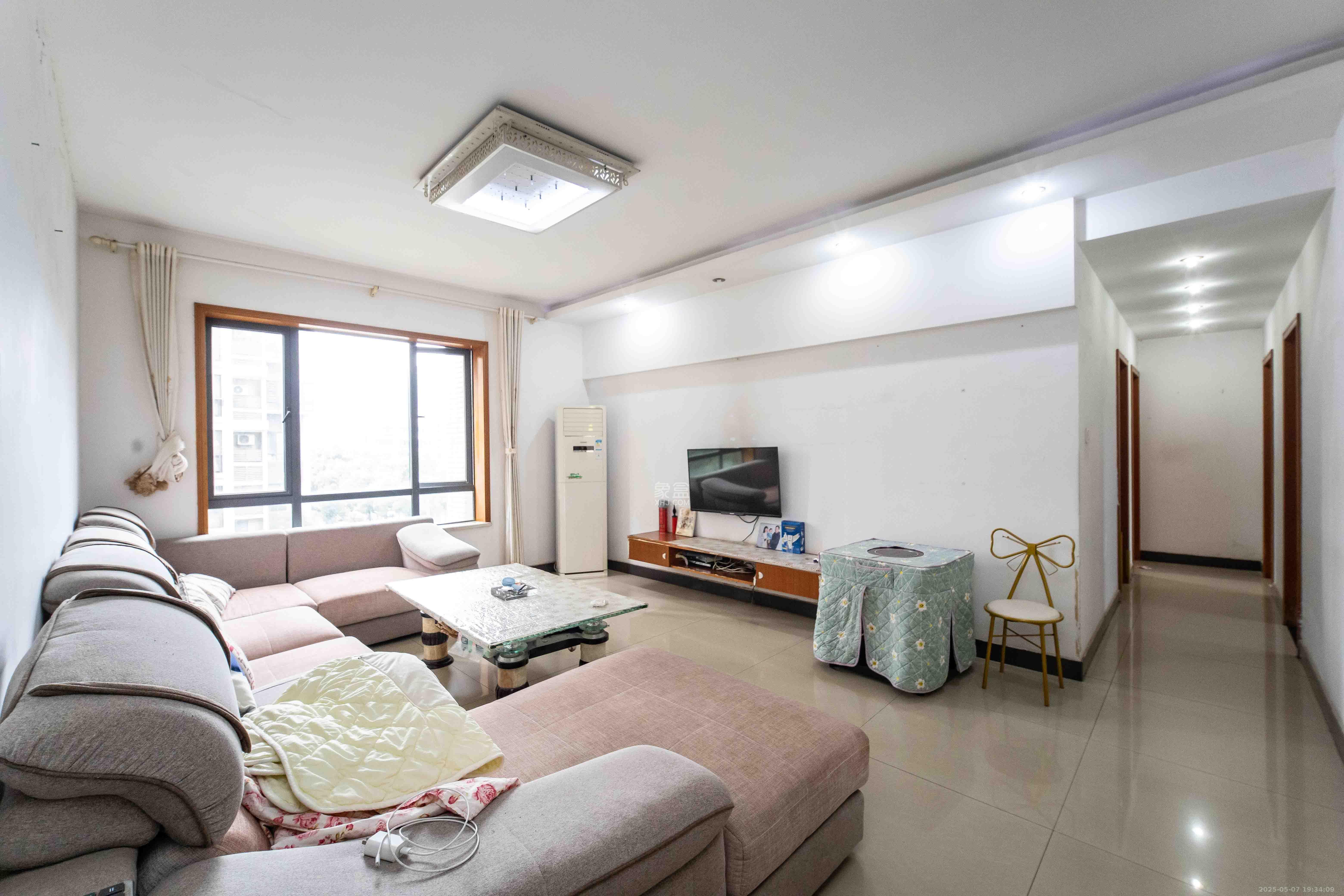 尚东紫郡 1室0厅0卫 99.8万 尚东紫郡 1室0厅0卫 99.8万客厅